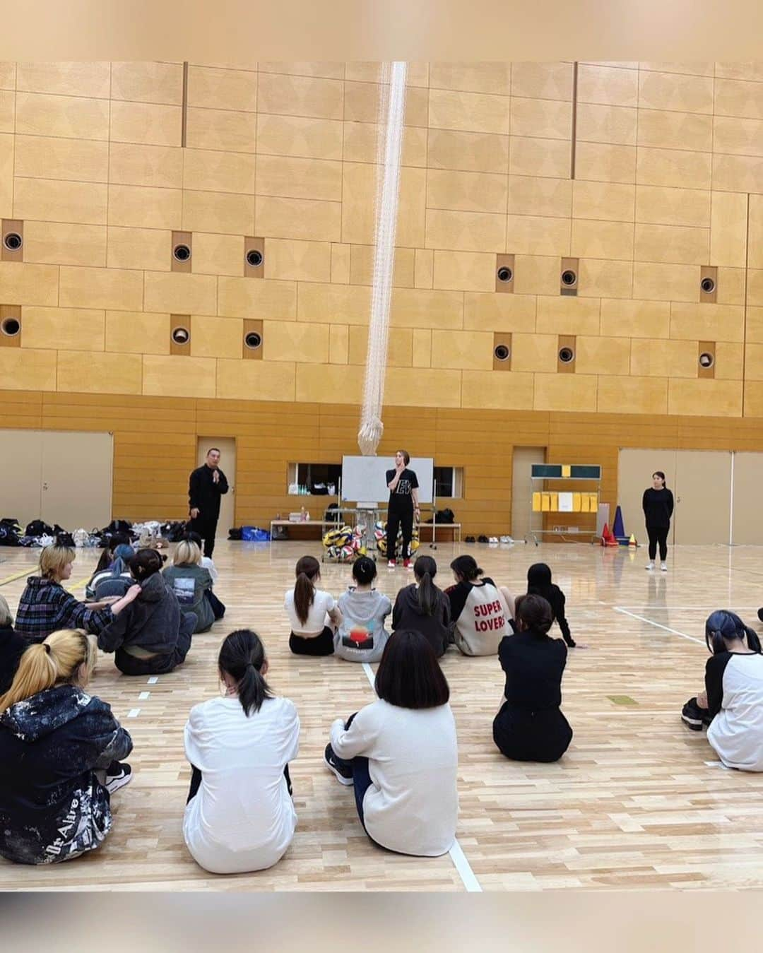 大山未希さんのインスタグラム写真 - (大山未希Instagram)「🏐  青山ビューティ学院高等部  体育の授業でバレーボールを行いました。  みんなバッチリメイクで 髪型もかわいくしてていいなぁ🩵  20個くらい年上の私だけど メイクして欲しかった😅笑  全3回行う予定です！！  いろいろな経験ができて充実🤍  #青山ビューティ学院高等部 #バレー教室 #バレーボール ↓」10月28日 12時00分 - miki_oyama1003