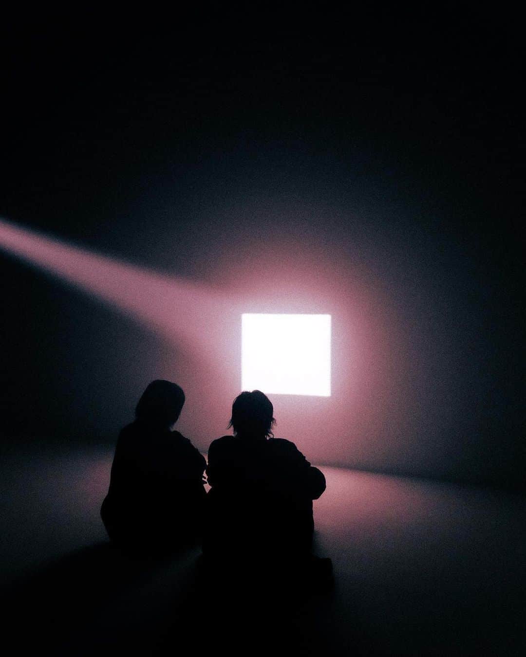 イドンのインスタグラム：「Director @songtaejong  Assistant Director @choalovesyou  @narigoreng  Camera @hsoulp  Lighting @imzilut  Lighting Assistant @jinseok229  Artist  @hyojong_1994 @kismree  Art director @denver_hahahaha  Hair @leeyoungsa  Hair Assistant @yoonjiison  Make up @ohseongseok  Make up Assistant @leebyunghyunb  Support - @yohjiyamamotoofficial   Music Video by DAWN performing Abyss」