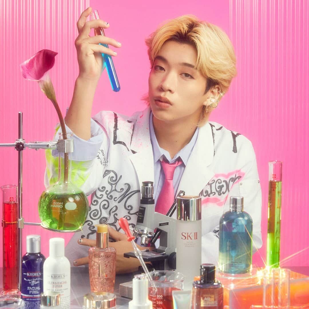 森愁斗のインスタグラム：「#楽天ラグジュアリービューティ さんで、COSMETIC LABをテーマとした撮影に挑戦しました! ✌🏻 インタビューでメイクについてなど詳しく話しているので、皆様是非チェックしてみてください🙆‍♂️   #PR @rakutenluxurybeauty」