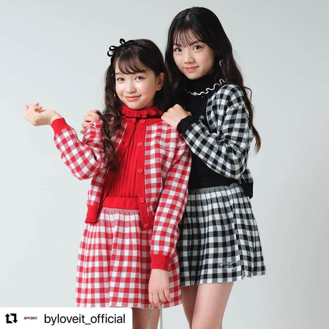 上埜れのんさんのインスタグラム写真 - (上埜れのんInstagram)「•*¨*•.¸❤️🖤  イロチチェック可愛い❤️🖤  #Repost @byloveit_official with @use.repost ・・・ by LOVEiT♡WINTER STYLE  かわいいギンガムニット❤️ セトアでイベントはもちろん、カーデは学校にも着て行っちゃお🫶  by LOVEiT ♡ MODELS   上埜れのん（レノン）　@xxrenonxx  鷲見かれん（カレン） @kalen_sumi_official   🐻🐰🍒  バイラビコーデ、かわいい♡と思ったら保存して、バイラビ欲しいモノリストをつくろ！  #byloveit #バイラビット  #小学生女子 #小学生コーデ #小学生ファッション  #jsコーデ #キッズコーデ女の子 #こどもふく  #js6 #js5 #js4 #js3 #js2 #js1 #160cm #150cm #140cm #130cm #120cm #うめだ阪急　#博多阪急  #ナルミヤオンライン　#zozotown  #秋物新作 #秋コーデ  @byloveit_snap  @narumiyaonline_official @cuugal_  @kirapichi」10月27日 18時41分 - xxrenonxx