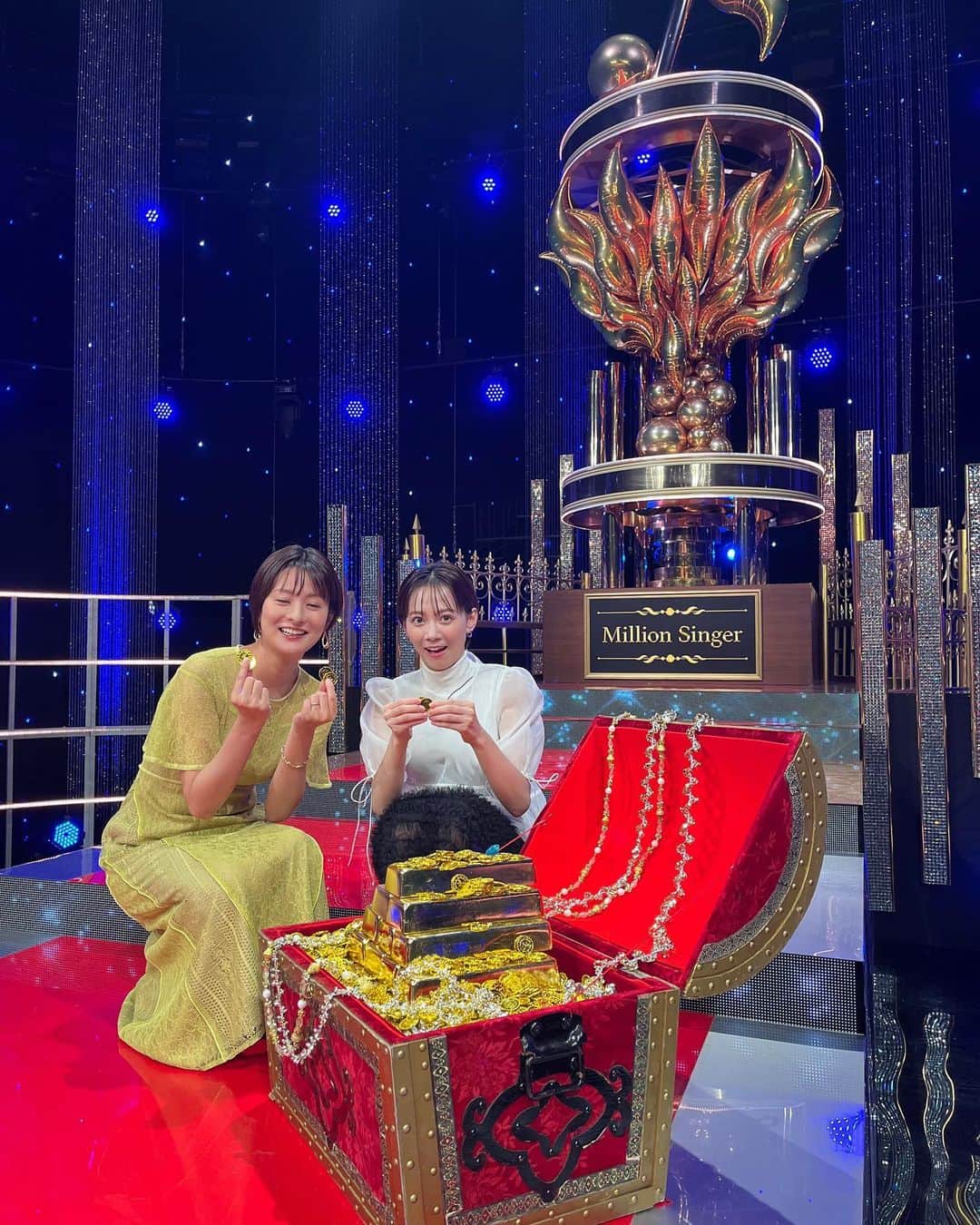 徳島えりかさんのインスタグラム写真 - (徳島えりかInstagram)「* 今夜9時からは「ミリオンシンガー」🎤 ⁡ またまた とんでもない歌声が飛び出します！ ⁡ #ミリオンシンガー #石川みなみ #2枚目はひさしぶりの例のあれ😞 #指ハートではないですw金貨を持ってます」10月27日 18時41分 - tokushima_erika