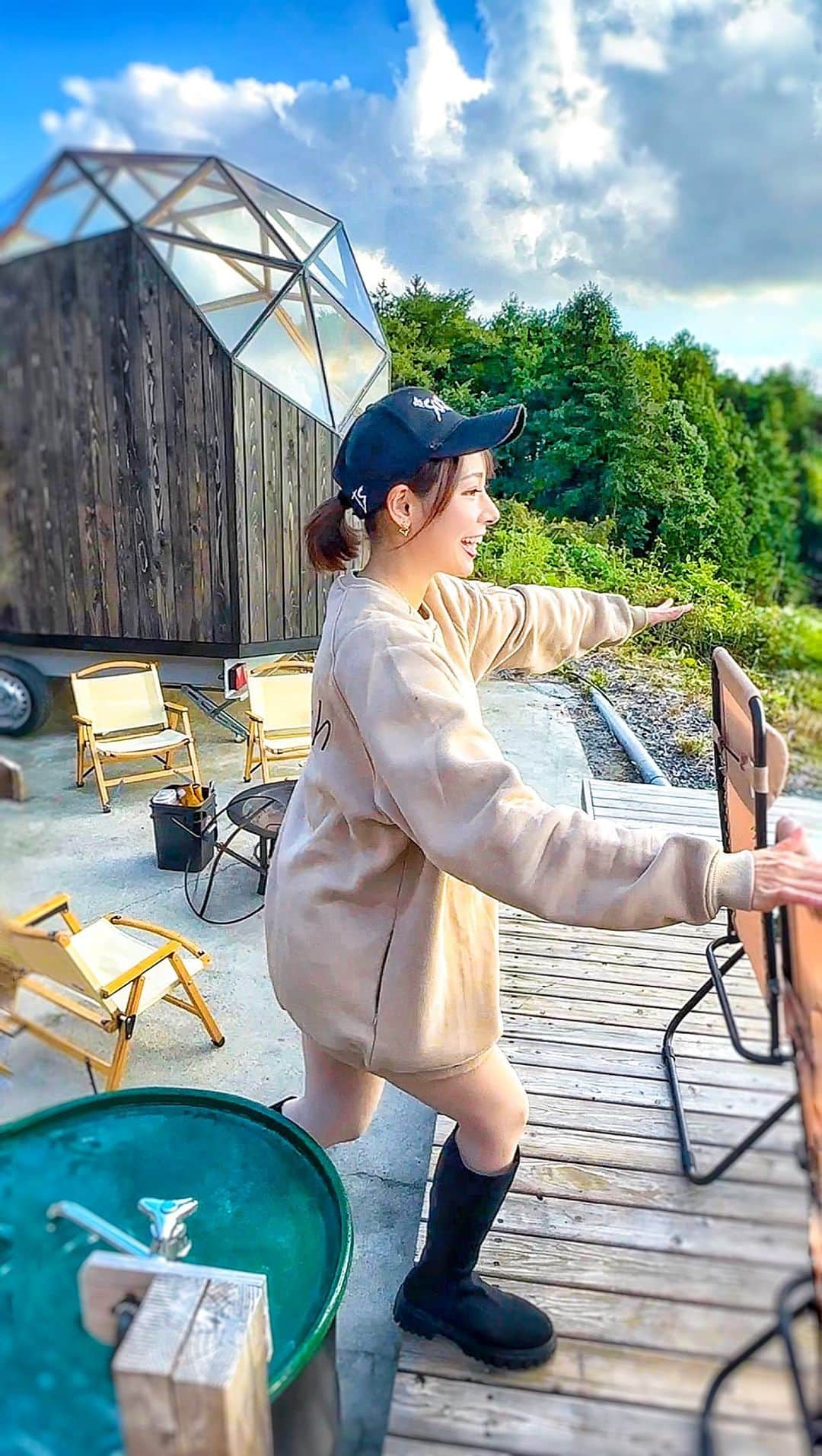 りほのインスタグラム：「山の上でグランピング！！❤️🏕️  今夏オープンしたばかりのつくばにあるグランピング施設へ行ってきたにょん💕 大自然をひとりじめ🤤やっぱり自然最高！😍  つくば市を一望できる丘の上に建つプライベートグランピング「HOLE37」⛺️  ゴルフ場で運動して、プライベートサウナで疲れを癒した後は、地産地消の食材を使った本格BBQ！❤️🍖 自然を感じながら過ごして、星を見ながら夜を過ごすという癒しの時間✨🤤  お姉ちゃんと自然に癒されまくって帰りたくなくなってた🤭笑  ゴルフは山の上の絶景ゴルフ場を貸切で楽しめちゃうの✨😳ここらゴルフ以外にもなんとフットゴルフが出来るのだ😆フットゴルフが出来るゴルフ場は珍しい💕🤤1日2組限定でやってます✨  筑波市を眼下に望む外気浴🌲😍最高のロケーションで整いまくれちゃいます🧖‍♀️美味しいお肉に美しい自然の音で癒されまくりました💕  ベッドルームはドーム型と二段ベッドタイプの 2部屋あるからグループできても絶対楽しい❤️😆星空が寝ながら観れるという贅沢🤤流れ星見えたのだっ自然の中にいると虫とも仲良くなれちゃう🤭笑  ゴルフもサウナもBBQもてんこもりすぎてまた アップするから見てよねっ💕☺️  @hole37.glamping  @tkcc1974  @jozen.yamamoto  #hole37 #つくば国際カントリークラブ #貸切サウナ #貸切ゴルフ #貸切フットゴルフ #ゴルフ #golf #サウナ #sauna #エンジョイゴルフ #ゴルフ女子 #サウナイキタイ #サ活 #グランピング #bbq #サウナ女子 #サウナー #glampinglife #pr #glamping #アウトドア　#outdoorliving #outdoor #outdoorgirl #golfgirl #saunalife #グランピングキャンプ #キャンプ　#キャンプ女子　#タビジョ」