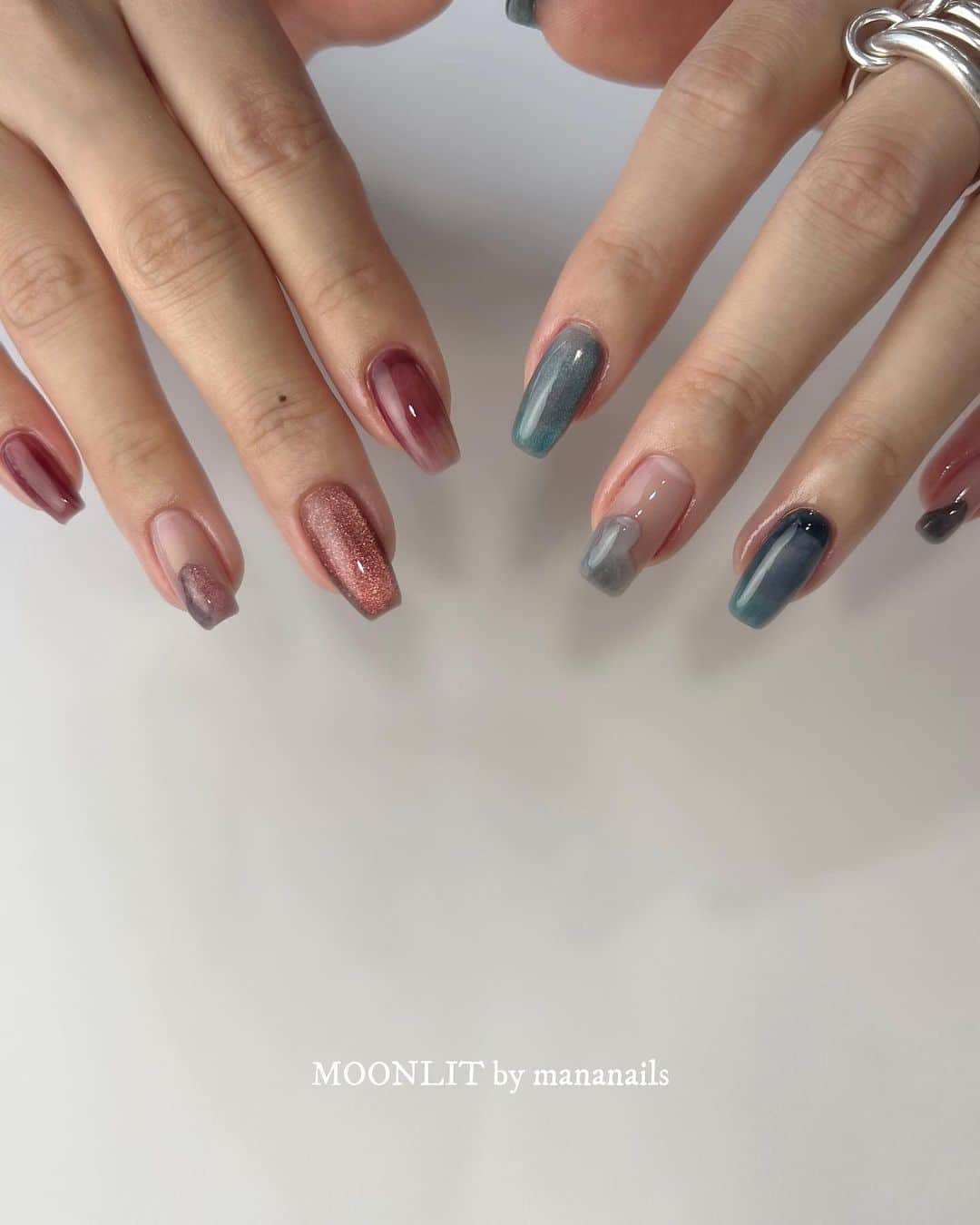 mananailsのインスタグラム：「🌹🍁🍷🦕🫐🪣  ワインレッドとくすみブルーの マグネット+ニュアンス🌌  ☾nuance」
