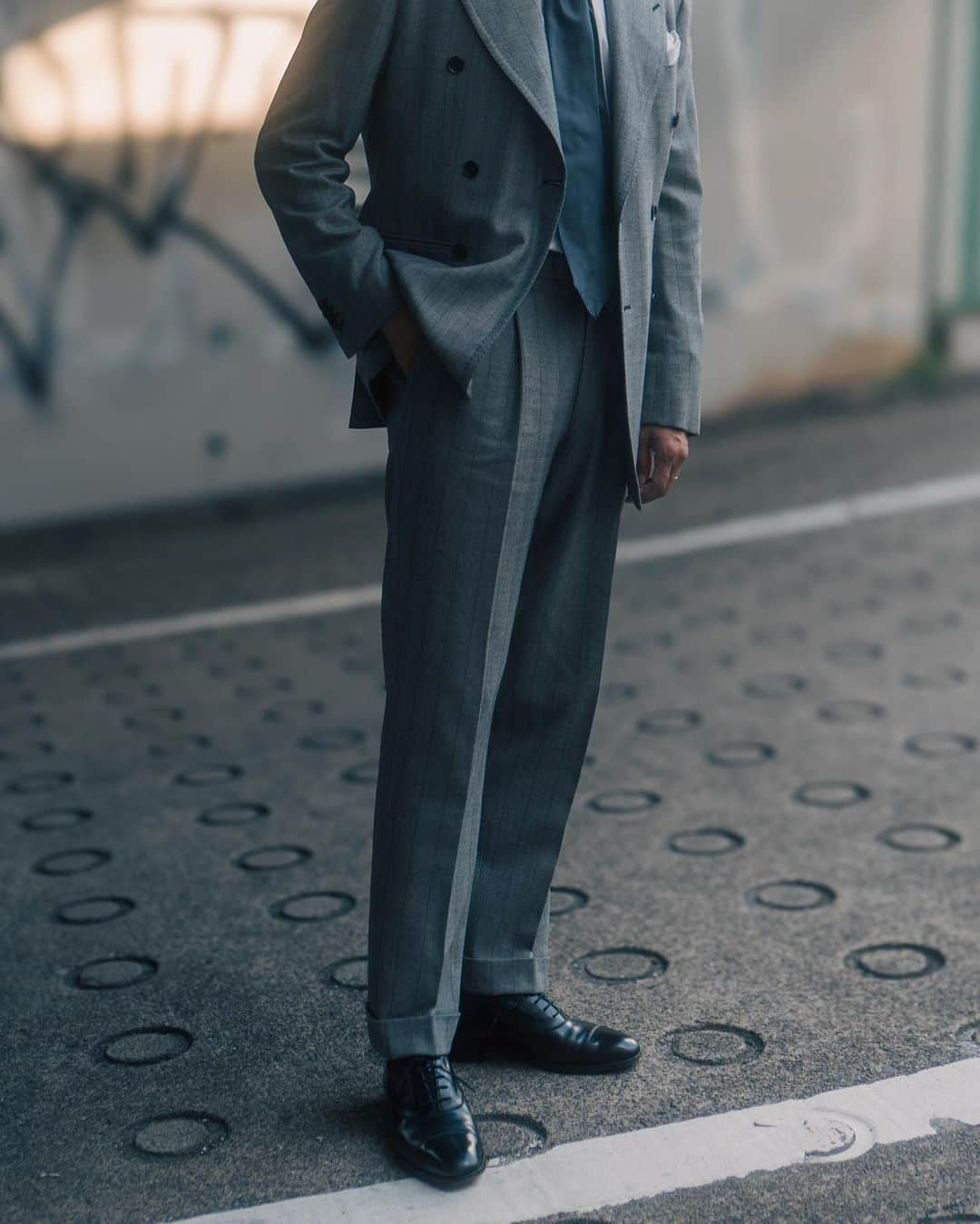 高田朋佳さんのインスタグラム写真 - (高田朋佳Instagram)「Suit style.  いざ大先輩の還暦パーティへ。 悪目立ちしないシックでエレガントなスーツスタイル。  #wearlness #salondewearlness #suitstyle #partystyle #elegantstyle #gentlemanstyle」10月27日 18時53分 - tomoyoshi_takada