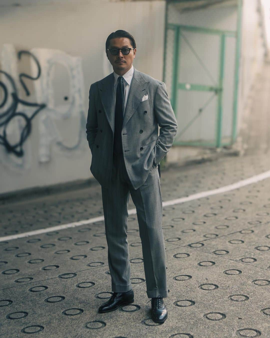 高田朋佳さんのインスタグラム写真 - (高田朋佳Instagram)「Suit style.  いざ大先輩の還暦パーティへ。 悪目立ちしないシックでエレガントなスーツスタイル。  #wearlness #salondewearlness #suitstyle #partystyle #elegantstyle #gentlemanstyle」10月27日 18時53分 - tomoyoshi_takada