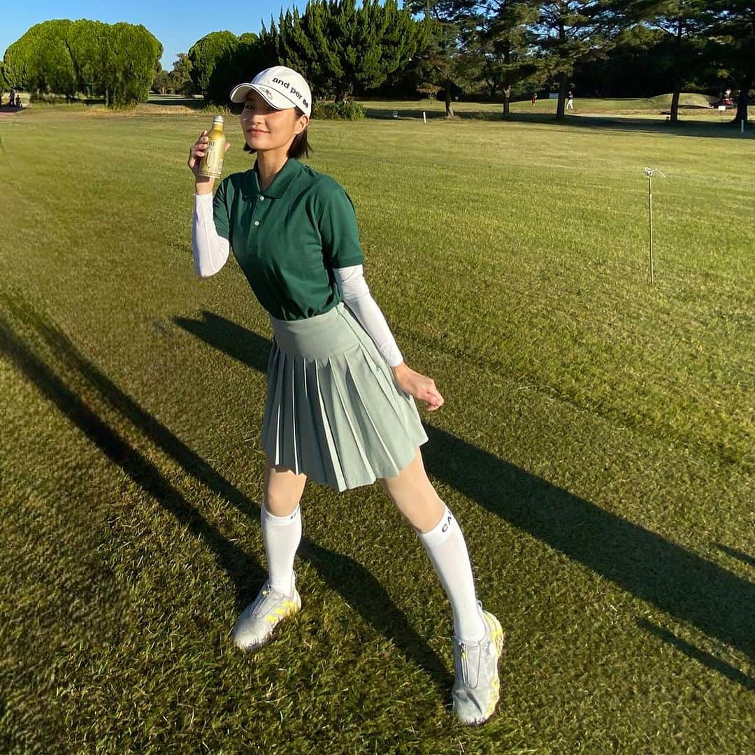 椿原愛のインスタグラム：「人生初の1.5ラウンド。 そして人生初の手引き☺︎  中間めちゃくちゃ足が痛くてどうなるかと思いましたけど、少しだけ崩れただけで済みました😂  痩せた確信があったので翌日の朝食に朝マック食べました。  今回は #UNIQLO のポロシャツです〜 セールで1000円でゲットしたのに高見え。すごい。  #ゴルフ女子　#ゴルフコーデ」