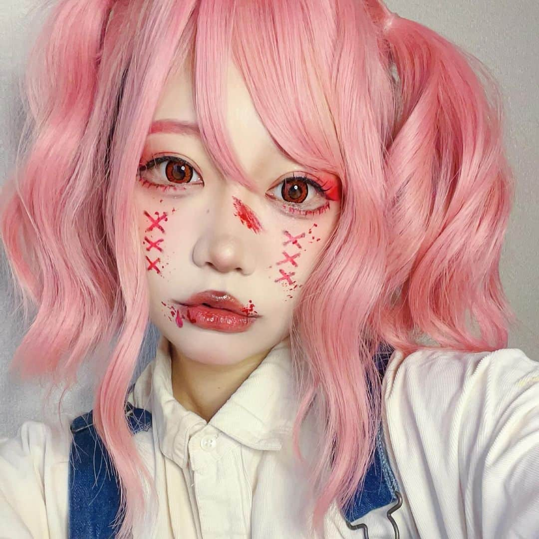 かりんさんのインスタグラム写真 - (かりんInstagram)「ザピエルさんから頂きました ハロウィンカラコンで5種類全て紹介 全てワンデイ🪽 友達と分け合ってそれぞれの 仮装するのもかわいい🩷🩷 ⁡ 赤の発色は控えめ！ レイヤーさんは物足りないかも？？ 目に馴染む発色になってます( ⌯'-'⌯) ツギハギのデザインかわいい🤍 ⁡ 着色直径 🎃13.3mm レンズ直径(DIA) 🎃14.0mm 度数（PWR） 🎃0.00~-6.00 レンズBC 🎃8.6mm 含水率 🎃38% 製造国 🎃韓国 ⁡ ⁡ #カラコン #𝖼𝗈𝗅𝗈𝗋𝖼𝗈𝗇𝗍𝖺𝖼𝗍𝗌  #カラコンレビュー  #カラコンレポ  #カラコン着画  #カラコン通販 #高発色カラコン   #韓国カラコン ⁡ #ハロウィンカラコン  #特殊カラコン #ハロウィン #ハロウィン仮装 #Halloween」10月27日 18時46分 - karin.n.003