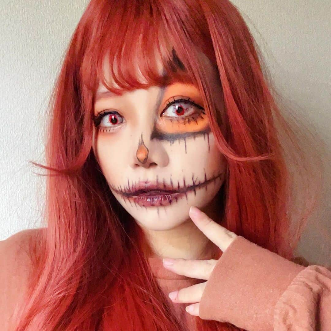 かりんさんのインスタグラム写真 - (かりんInstagram)「ザピエルさんから頂きました ハロウィンカラコンで5種類全て紹介 全てワンデイ🪽 友達と分け合ってそれぞれの 仮装するのもかわいい🩷🩷 ⁡ 赤の発色は控えめ！ レイヤーさんは物足りないかも？？ 目に馴染む発色になってます( ⌯'-'⌯) ツギハギのデザインかわいい🤍 ⁡ 着色直径 🎃13.3mm レンズ直径(DIA) 🎃14.0mm 度数（PWR） 🎃0.00~-6.00 レンズBC 🎃8.6mm 含水率 🎃38% 製造国 🎃韓国 ⁡ ⁡ #カラコン #𝖼𝗈𝗅𝗈𝗋𝖼𝗈𝗇𝗍𝖺𝖼𝗍𝗌  #カラコンレビュー  #カラコンレポ  #カラコン着画  #カラコン通販 #高発色カラコン   #韓国カラコン ⁡ #ハロウィンカラコン  #特殊カラコン #ハロウィン #ハロウィン仮装 #Halloween」10月27日 18時46分 - karin.n.003