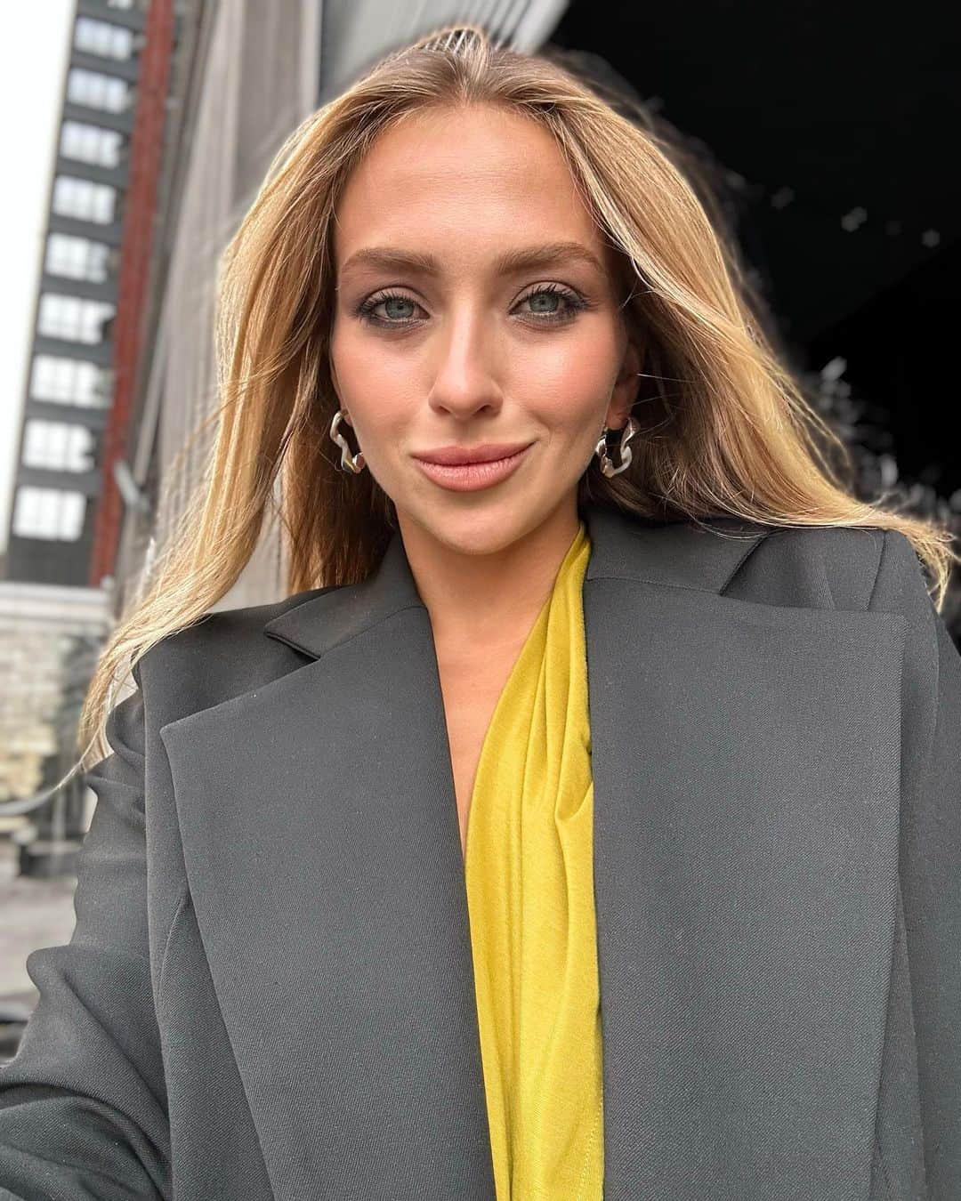 ヴィクトリヤ・シニツィナのインスタグラム：「Осталось совсем немного до вылета✈️ в Красноярск на открытие третьего этапа Гран-при по фигурному катанию.⛸️   Если у меня будет время, то постараюсь поснимать для вас кружочки из этой поездки в свой тг-канал, подписывайтесь)) Ссылку поставила в сторис 😜」