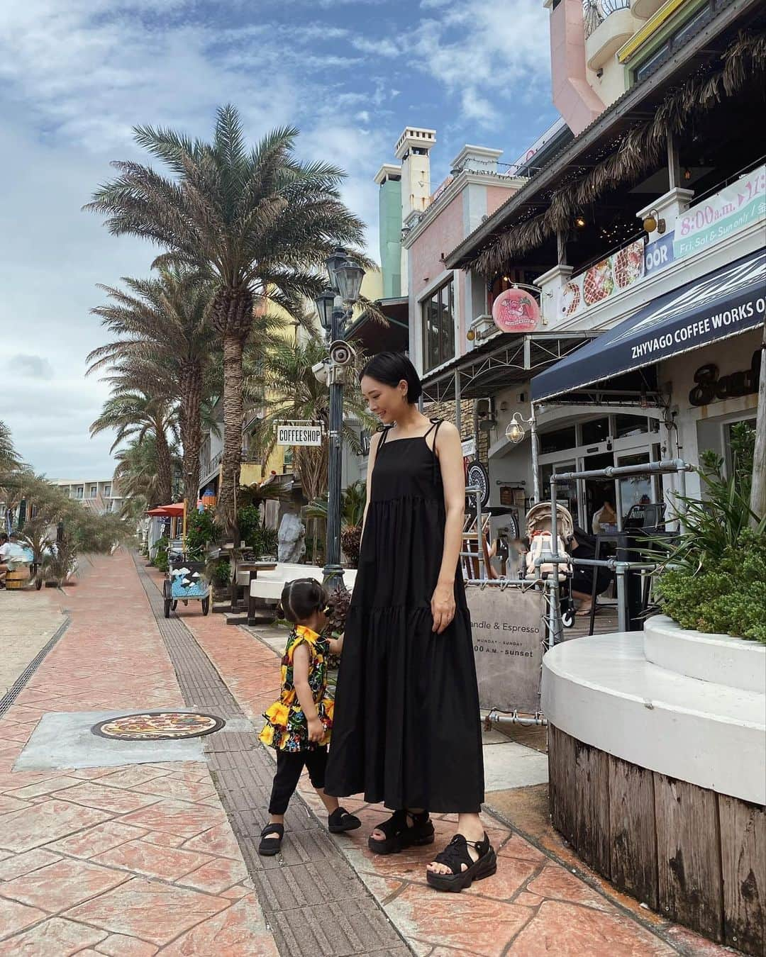 石川マリーのインスタグラム：「📍沖縄／Okinawa 家族で沖縄旅行に行ってきました🌺  私の少し遅めのお誕生日旅行に 連れて行ってもらったの😌✨  今まで何度か沖縄には行ったことがあって 本当に大好きな場所なんだけど 今回で更に大好きになった❤️❤️❤️ ずっと「ここに住みたい」って言ってたよ。笑  主人も娘も楽しそうで ニコニコ笑顔が絶えなかった3泊4日でした🫰🏻  真之介くん連れて行ってくれてありがとう😌💕 ． ． ． ． ． ． ． #過去pic #沖縄 #沖縄旅行 #沖縄観光 #北谷 #アメリカンビレッジ #夏の思い出 #家族旅行 #子連れ旅行 #国内旅行 #旅行 #観光 #旅スタグラム #旅の思い出 #こどものいる暮らし #ママ #ママライフ #女の子ママ #大阪ママ #関西ママ #ママスタグラム #momlife #okinawa #japan #trip #travel #travelgram」