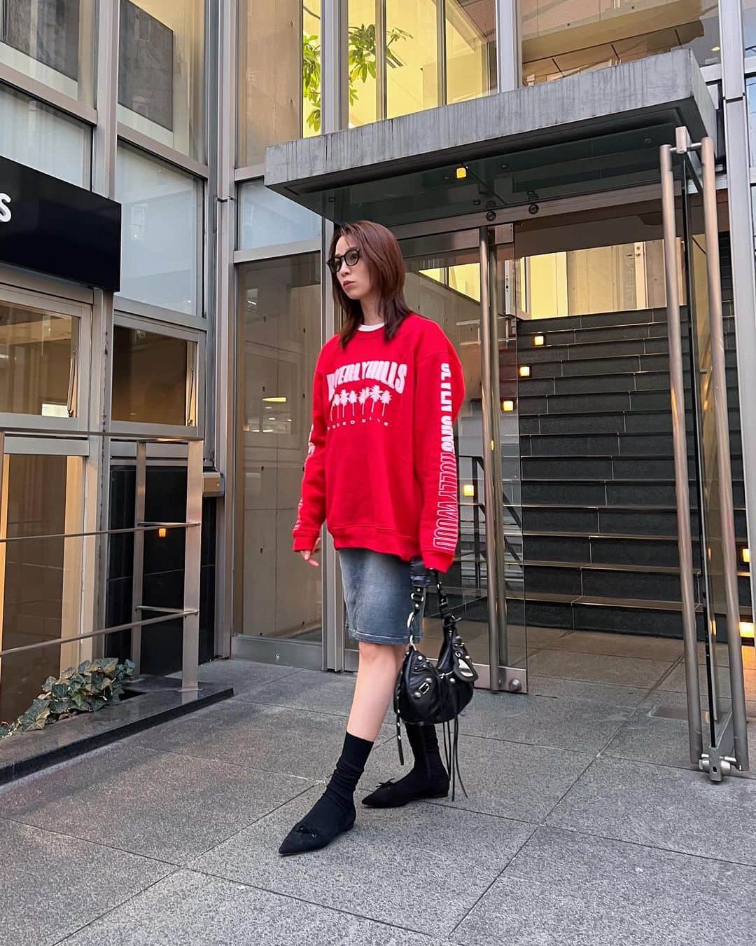石井亜美のインスタグラム：「🌴  全身古着にマノロというバランスが わたしの中でしっくり来た日の私服。  靴下は、ハイソックスをくしゅくししゅさせております  Top @sevensins_hollywood @makotouenobori ✨ Skirt used ( @garden730 ) Bag @balenciaga  👓 @kaneko_optical  🧦 @uniqlo_jp  🥿 @manoloblahnik  #a___look  #sevensins #balenciaga #uniqlo #manoloblahnik」