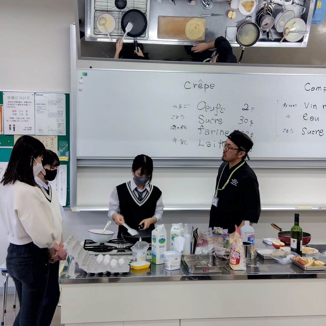 東京観光専門学校のインスタグラム：「本日、NHK学園高等学校への出張授業で伺いました！ 留学して、新しい場所を見つけたい人！鉄道業界に詳しい人！季節の食材を使ったデザートを作りたい人が集まってくれました♪  ハロウィンを東京観光専門学校で、過ごしませんか？オープンキャンパスのご参加お待ちしております！ #ハロウィン #鉄道業界 #季節のデザート 　#NHK学園高等学校 #出張授業 #オープンキャンパス #留学」