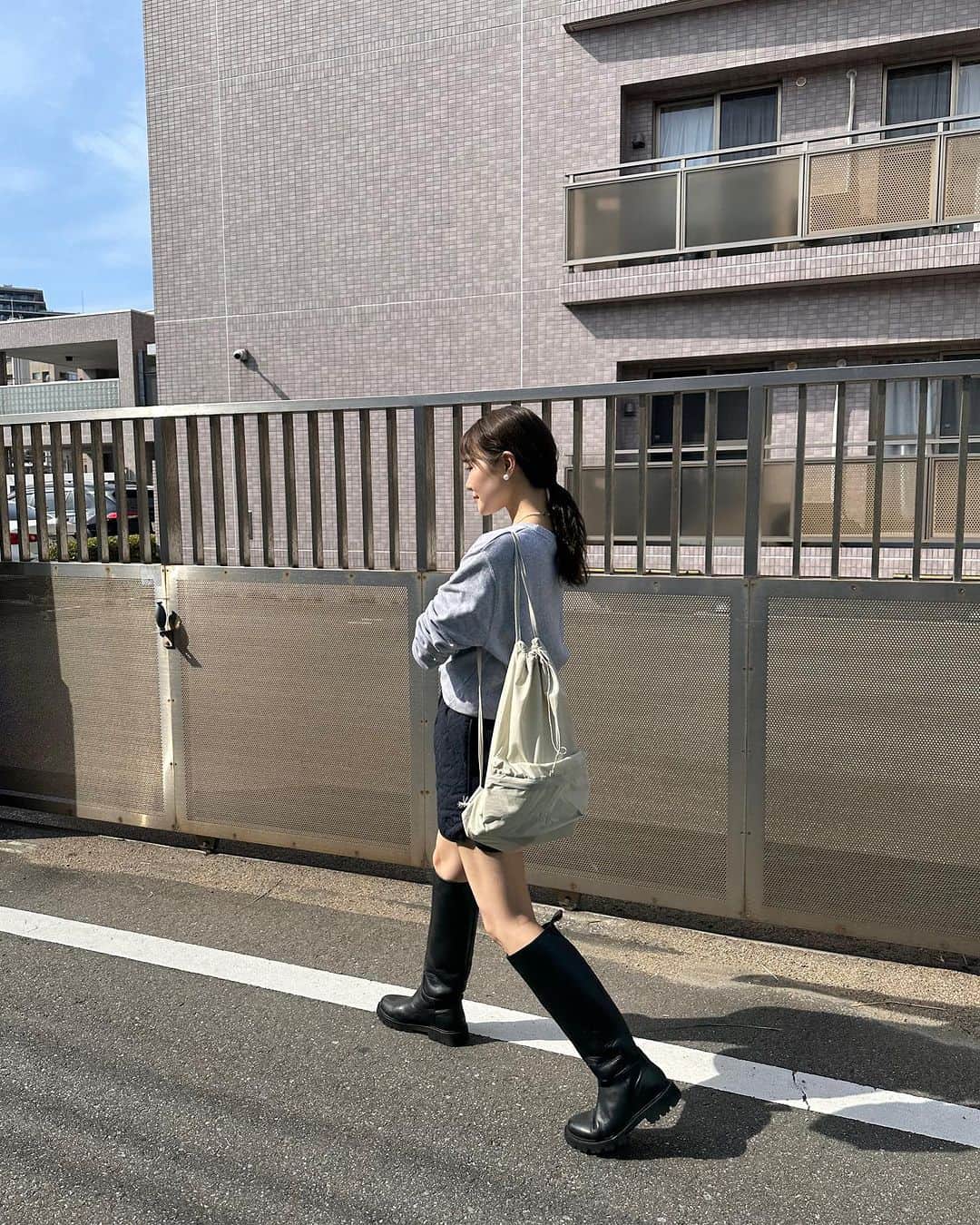 のインスタグラム：「. . スウェットにショートパンツ🩶 ブーツ履ける季節嬉しい〜☺️ . #私服 #ファッション #コーディネート #洋服 #スウェット #秋コーデ #秋服 #fashion #coordinate #outfit #autumn #wear #chr_code」