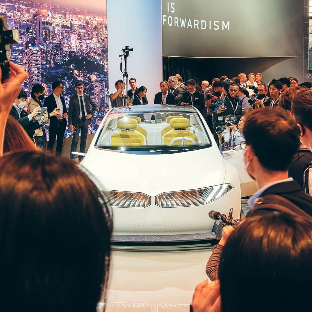 BMW Japanさんのインスタグラム写真 - (BMW JapanInstagram)「次世代モビリティの象徴「BMW VISION NEUE KLASSE」のアジア・プレミアも同時開催。新たな時代の幕開けを、JAPAN MOBILITY SHOWにてご体感ください。   開発、製造、使用段階からリサイクルに至るまで、すべてのプロセスにサーキュラー・エコノミー（循環型経済）のコンセプトが貫かれています。  圧倒的な視覚体験をもたらす次世代BMW iDriveのハイライト、BMWパノラミック・ビジョン。フロント・ウインドー全面をひとつの大きなディスプレイに変えてしまうこの革新的な機能は、運転に関する情報やインフォテインメントを表示するだけでなく、ARコンテンツを含むグラフィカルな投影によって、ドライバーはもちろんすべてのパッセンジャーに新たな空間とビジュアルの感覚をもたらします。  イベント詳細は @bmwjapan アカウントトップのURLからチェック。  #BMW #駆けぬける歓び #BMWJapan #NeueKlasse #TheNeueNew #ノイエクラッセ #JapanMobilityShow #JMS2023 #ジャパンモビリティショー」10月27日 19時01分 - bmwjapan