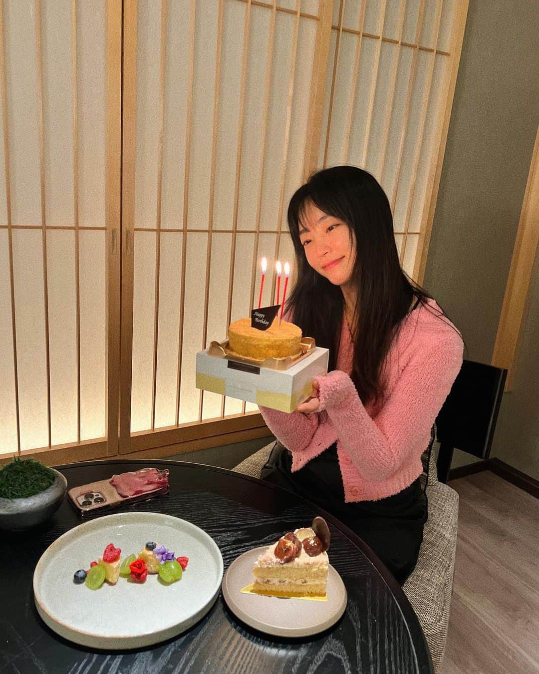 jiesuuのインスタグラム：「생일 축하해 주신 분들, 모두 너무 감사합니다🎁❤️」
