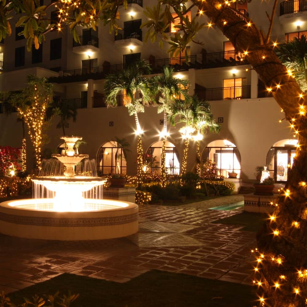 ホテル日航アリビラ 公式Instagramのインスタグラム：「. ＼温かなキャンドルカラーで満ちるパティオ イルミネーション開催🕯／  ホテル日航アリビラを彩るイルミネーションを今年も11月から来年2月までの4カ月間にわたって開催！  LED電球のライトアップで、ホテルのパティオやプールサイド、エントランスを明るく彩ります。沖縄の美しい星空にも負けない煌めきと、キャンドルカラーの温もりに満ちた光の中、リゾートナイトのロマンチックな散歩をお楽しみください。  また、11月15日（水）～12月25日（月）のクリスマスシーズンには、イルミネーションで彩られたパティオに高さ6mのアリビラツリーが登場します🎄 沖縄の秋も終わりに近づき、南国の暖かく優しい冬が到来する季節に、アリビラツリーがいち早くクリスマスシーンを盛り上げていきますので、どうぞお楽しみに！  🕯パティオ イルミネーション🕯 【期間】2023年11月1日（水）～2024年2月29日（木） 【時間】日没～24:00 【場所】パティオ（中庭）、ガーデンプールサイド、エントランス  🎄アリビラツリー🎄 【期間】2023年11月15日（水）～12月25日（月） 【場所】パティオ（中庭）  🔎詳しくはこちら👀 https://www.alivila.co.jp/topics/6657/  そのほかのクリスマスイベント情報 https://www.alivila.co.jp/topics/6486/  #ホテル日航アリビラ #アリビラ #リゾート #沖縄リゾートホテル #アリビラブルー #アリビラ時間 #ニライビーチ #沖縄 #沖縄旅行 #沖縄観光 #沖縄絶景 #女子旅 #沖縄ホテル #オーシャンビューホテル #読谷 #読谷村 #沖縄プール #記念日旅行 #誕生日旅行 #カップル旅行 #夫婦旅行 #パティオ #イルミネーション #クリスマス #クリスマスツリー #期間限定」