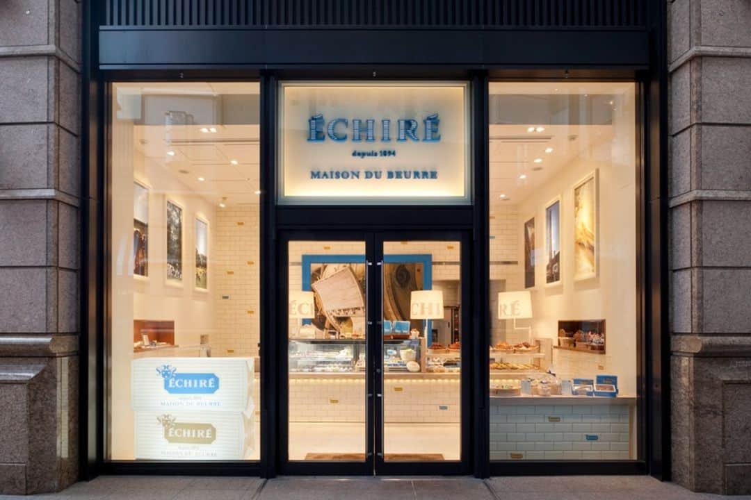 レッツエンジョイ東京さんのインスタグラム写真 - (レッツエンジョイ東京Instagram)「大人気！エシレの“極上バターケーキ”🎁✨  丸の内にある「エシレ・メゾン デュ ブール」は、A.O.P.（原産地名称保護）認定のフランス産発酵バター「エシレ」の世界初の専門店。  同店で圧倒的な人気を誇るのが「ガトー・エシレ ナチュール」です。一口食べると濃厚でなめらかなクリームが舌を包み込み、天にも昇るような幸福感で満たされると評判。  開店直後に売り切れることも珍しくないので、確実に購入したい場合は開店前に並んで整理券を手に入れるのがオススメです😉  🔸エシレ・メゾン デュ ブール 📍東京都千代田区丸の内2-6-1 丸の内ブリックスクエア1F 🚉二重橋前〈丸の内〉  #レッツエンジョイ東京 #おでかけ #おでかけスポット #東京 #丸の内 #エシレ #エシレバター #エシレバターケーキ #エシレメゾンデュブール #ガトーエシレナチュール #バターケーキ #バターケーキ #バター好き #発酵バター #東京スイーツ #手土産 #手土産スイーツ #手土産におすすめ #手土産にオススメ #スイーツ #echire」10月27日 19時01分 - lets_enjoytokyo