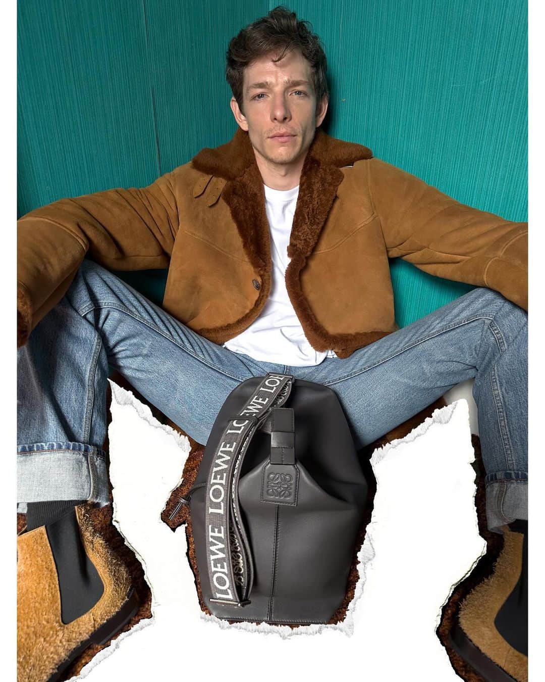 Loeweさんのインスタグラム写真 - (LoeweInstagram)「WHERE DID HE COME FROM?  Mike Faist with the Pebble bucket bag for LOEWE Spring Summer 2024 precollection.  Photography Juergen Teller Creative direction Jonathan Anderson  Creative partner Dovile Drizyte Styling Benjamin Bruno  Production Holmes Production  #LOEWE #LOEWESS24」10月28日 19時00分 - loewe