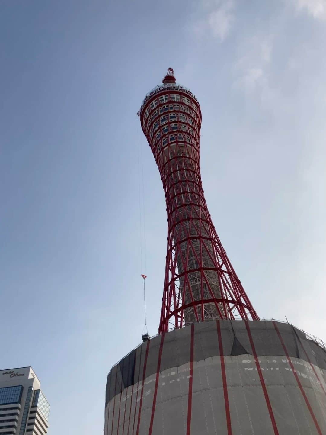 KOOのインスタグラム：「足場が外され、生まれ変わったぽいポートタワー。 お土産物屋「エキゾティック神戸大阪屋」はテナントに入っているだろうか。」