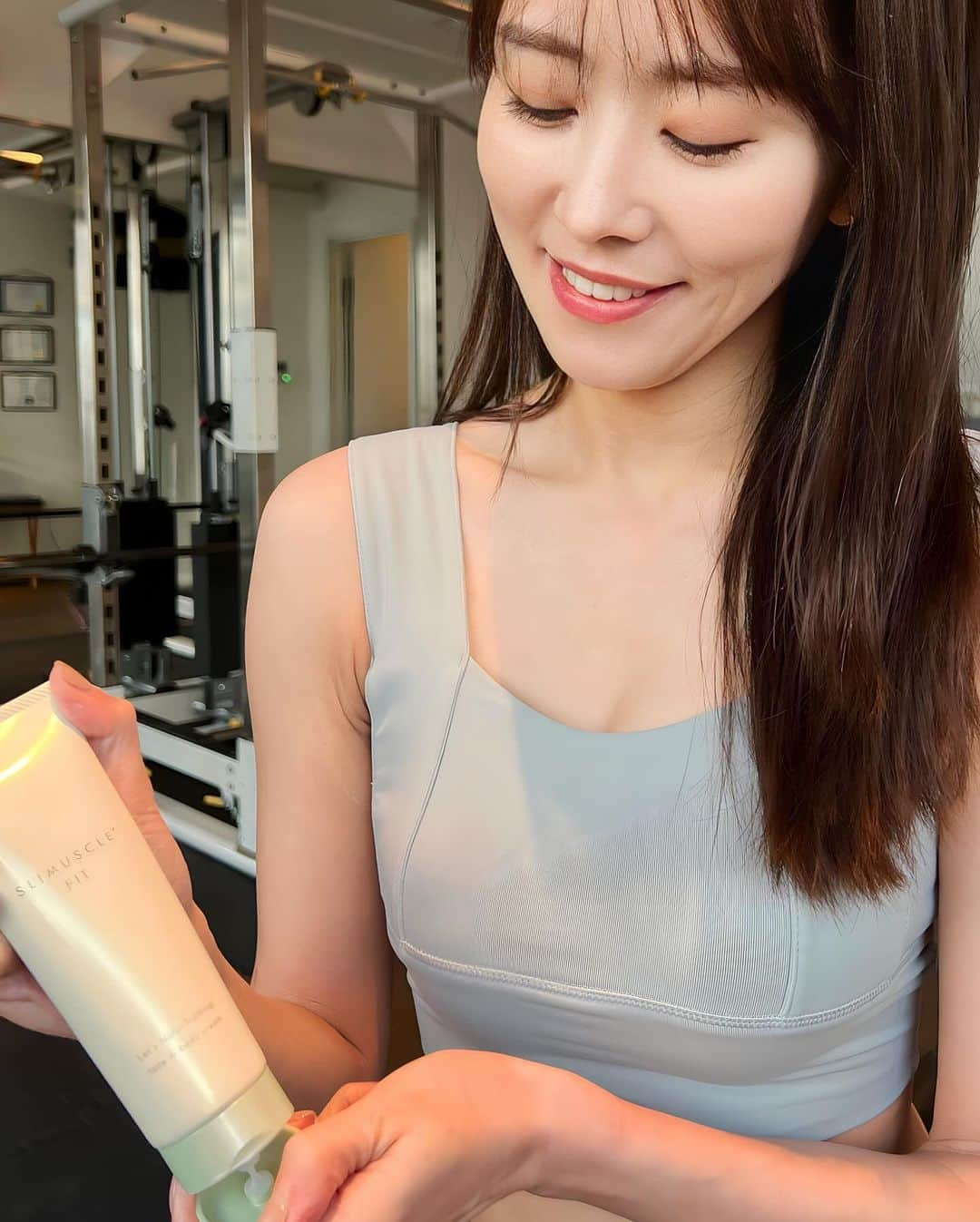 佐野真彩さんのインスタグラム写真 - (佐野真彩Instagram)「"塗るトレ"って知ってる？ SLIMUSCLE FIT（スリマスールフィット）は、 塗るだけでトレーニングしたかのような脂肪燃焼効果がある ボディークリームなの‼️ 凄くない？！😳  ACTIGYM（アクティジム）という成分が入っていて これにはインナーマッスルに働きかける効果があって、 脂肪燃焼効果と酵素活性効果があるの。  塗るだけで運動したのと同様の効果が引き起こされて、 皮下脂肪が燃焼されるそう🔥  それだけじゃなくて、ボディークリームとしても優秀で、 保湿効果が高く、お肌がしっとり&アロマの香りで癒されます☺️ 保湿クリームとしても使用できそう✨  運動前に塗るのが効果的と聞いて、 塗ってからトレーニングしてるよ。 運動が苦手な人にも、ぜひ使って欲しいです👌  @shinbishin18  #SLIMUSCLE FIT  #スリマスールフィット #スリマスール #シンビシン #筋トレ女子 #ダイエット #塗るトレ #PR」10月27日 19時02分 - sano.maya