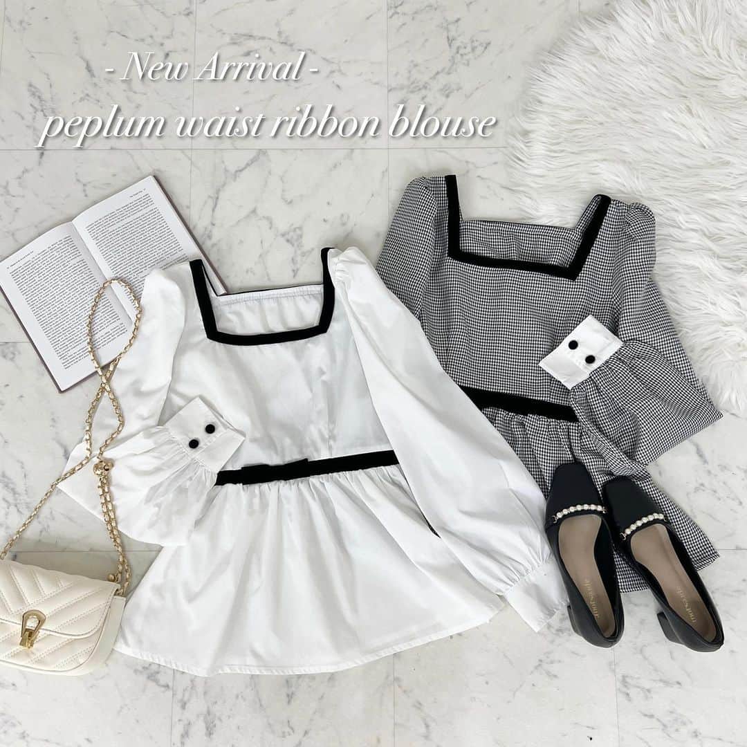 apres jour(アプレジュール) のインスタグラム：「【new arrival🎀】販売中！ ⁡ ◆1枚でお洒落見えする大人可愛いペプラムブラウス！ ⁡ 1枚持っていればお洒落見えするアプレでは珍しいペプラム型のブラウスです。  ネックラインとウエストラインはベロア生地になっており、 フロントのウエストラインにはさりげなくリボンが♡  モノトーン基調のお色味で甘さと大人っぽさをMIXしたデザインも特徴です！  カフスの幅も少々長めのお作りなので、 パフ袖とカフスのバランスから袖たぽ感が可愛いアイテムです！ ⁡ ⁡ #ペプラムウエストリボンブラウス 商品番号🔎986399 サイズ…F/XL ¥3,595(taxin) ⁡ ⁡ こちらの画像はインスタ用に加工しておりますので、カラーの雰囲気が実際の商品と異なる場合がございます。 商品ページにてカラーのご確認をお願い致します。 ⁡ #ZOZOでしか買えない #アプレジュール #アプレ部」