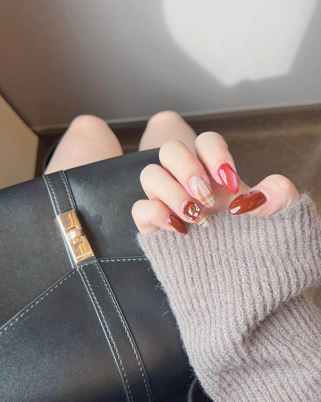 のインスタグラム：「♡ 今月のネイル🆕💅 . 韓国行く前に新しくしてもらったよん😍 ストーリー見たフォロワーさんからも ネイル見せてって声が多かったので🙈✨ 秋っぽい色でシーリングネイルに！ . 来月は短めのネイルしようと思ってるから またデザイン考えとかねば🥹 . . . . #kunyan_nail  #シーリングネイル #チェックネイル #秋ネイル #ネイルデザイン2023 #秋ネイルデザイン #ブラウンネイルデザイン #京都ネイルサロン #京都ネイル」