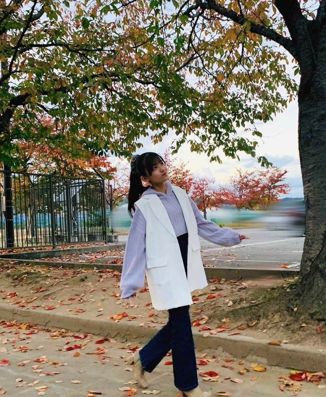青山姫乃さんのインスタグラム写真 - (青山姫乃Instagram)「・ 皆さんこんにちは！ヒメノです👑🧡  きれいな落ち葉発見🍂🍁  #ニコラ #nicola#ニコラ11月号発売中  #ニコラ11月号 #ニコモ #青山姫乃 #ヒメノ #落ち葉 #🍂#🍁」10月27日 18時55分 - himeno_aoyama