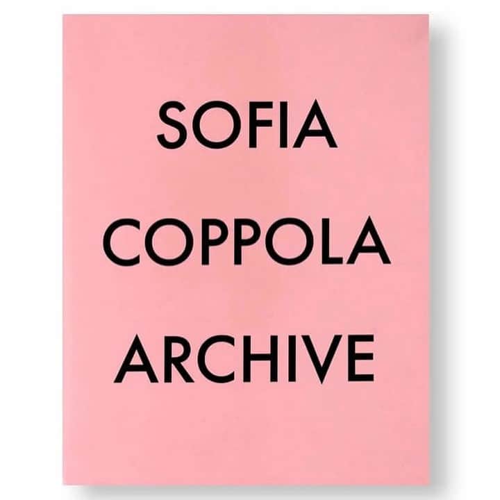 BEAMS ZAKKAのインスタグラム：「. MACK / ARCHIVE by Sofia Coppola ¥13,200 （税込）  アメリカ人映画監督でプロデューサー、脚本家、女優、ファッションデザイナーであるソフィア・コッポラ（Sofia Coppola）の作品集。自らの映画界におけるキャリアのすべてを網羅した、作者にとって初のアートブックとして刊行された本書は、初期の草稿、参考資料のコラージュ、影響を受けたもの、注釈付きの脚本、未公開の舞台裏の記録など、作者の個人的な写真とエフェメラのコレクションで構成され、これまでに手がけた8作品すべてが詳細に解説されている。  「ヴァージン・スーサイズ(The Virgin Suicides)」(1999年)から「ロスト・イン・トランスレーション(Lost in Translation)」(2003年)、「マリー・アントワネット(Marie Antoinette)」(2006年)、「The Beguiled/ビガイルド 欲望のめざめ(The Beguiled)」(2017年)、そしてエルビス・プレスリーの妻プリシラ・プレスリーのグレースランドでの幼少時代を描いた最新作「プリシラ(Priscilla)」(2023年秋公開予定)まで、21世紀を代表する紛れもない名作の数々の舞台裏を垣間見ることができる、満足感の高い1冊。  作者自身が編集を手掛け、全編に注釈をつけた本書を通じ、彼女の手法、参考にしたもの、コラボレーターたちとの私的な出会いや、これまで表に出ることがなかった作業プロセスに触れることができる。自身のアーカイブから集められた極めて個人的な画像やテキストとともに、そこに浮かび上がる燦然たる作品群について語り合った、映画ジャーナリストであるリン・ハーシュバーグ(Lynn Hirschberg)によるロングインタビューを収録。  【仕様・詳細】 ・出版社：MACK(2023) ・頁数:488ページ ・サイズ：216×280mm ・ソフトカバー  #BEAMS #ビームス #bPrBEAMS #MACK」