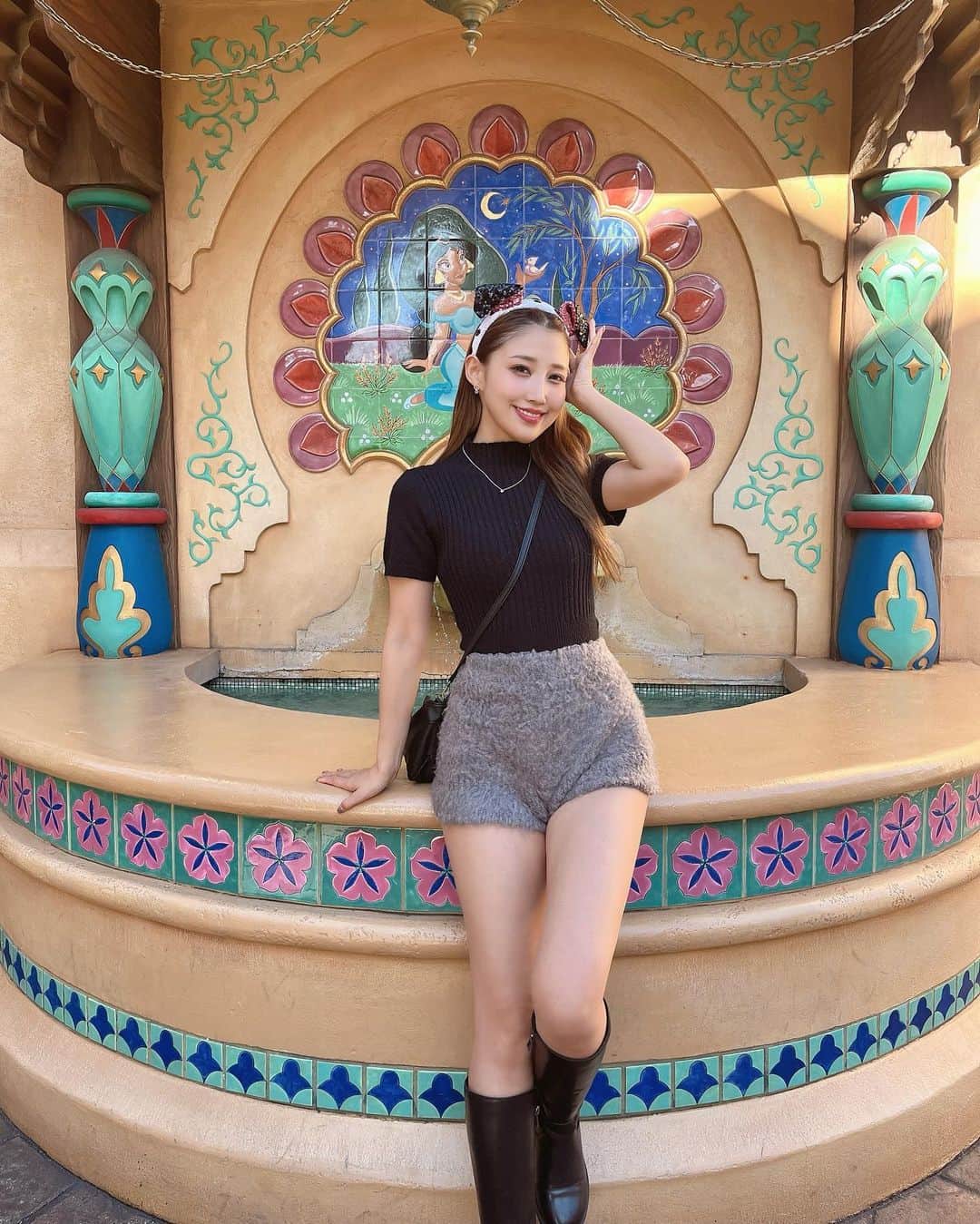 RINAのインスタグラム：「ぎゃうとででにー🐭🤍🖤 大人の楽しみ方した！🍺ちゃんと朝から行ったヨ🤣 絶叫不得意2人組が最後調子乗ってセンターオブジアース連続乗りした！！🎢スパン30分で2回目は何故か1回目より怖すぎて絶叫！！！ ・ #cjd_rina #TDS #ディズニーシー」