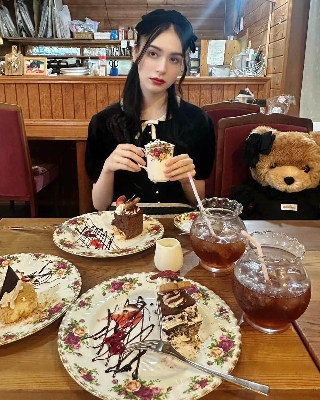 西尾エイミさんのインスタグラム写真 - (西尾エイミInstagram)「2024年販売予定の " Elegant Gothic Lolita "をテーマにした作品集🧸🌹撮影の際に撮りましたOff shot です　♡  「放課後」「双子」をテーマにした作品に参加しています。　with @realbibii  photo : @ayano_sudo  styling : @rusanjinroom  makeup : @giyorui」10月27日 18時56分 - delinquent_doll