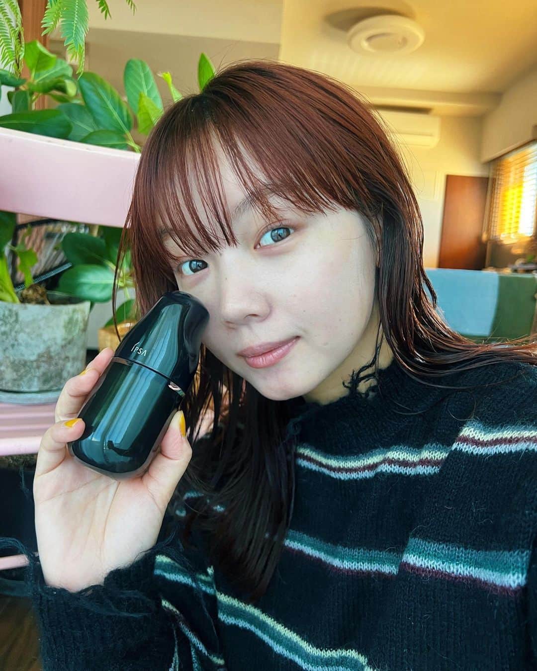 とみいのインスタグラム：「． 季節の変わりめはスキンケアも変えたくなるね🌾  イプサ ME アルティメイトe 3（医薬部外品) 50mL 11,000円（税込み）  一人ひとりの肌状態にあわせて16種類から自分にぴったりのMEが選べるのだけど、オンライン肌測定をして、かなり乾燥肌な私には４種類あるMEアルティメイトの中からこちらを🌿  黒いボトルのMEアルティメイトはアミノ酸配合の濃密な化粧液でうるおいがすごい。 上質なハリ感や透明感も高い肌に導いてくれる◎  伸びが良くてさらっとしてるのにうるおいが高いのでこれから冬にかけてぴったりのアイテムです💙  #IPSA #イプサ #MEアルティメイトe」