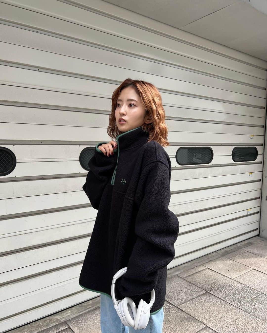 鈴本美愉のインスタグラム：「. Muléau 23 Winter Collection Vol.1販売スタート☃️✨  今日のPick up Itemは昨日のインスタライブでも好評だったUnisex Fleece Half Zip Top!!  冬らしく初めてのフリースアイテムを作ってみました! もう1色はアイボリー×ブルー❄️  配色でMuléauらしさを出しつつ、モコモコあったかアイテムになっています🔥  オンラインストアにてメンズモデル着用画像も載っているのでぜひご参考に〜」