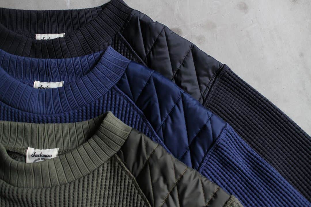 のインスタグラム：「▽ FW23 WAFFLE ARMORED MIDNECK JM7365LV WAFFLE:100%COTTON LAVENSTAR:100%POLYESTER ￥20,900 Color: 60 Lamp Black 06 Harbour Blue 20 Olive Green  50年を超える歴史がある 英国の老舗ファクトリーブランド 「Lavenham」とのコラボレーション  1900年代初頭の Baseballユニフォームの 補強パーツとして使われていた ストライプとスラントで形成した Jackmanオリジナルキルトパターンを採用した ワッフルアーマードミッドネックです  クラシカルな Baseballの防寒アンダーウエアのような表情です  同じキルトを使用した BBジレと着合わせると 存在感のあるスタイルになります  今年の秋も ぜひ  Made in collaboration with Lavenham, a famed British factory brand with over 50 years of history. This Waffle Armored Midneck incorporates Jackman’s original quilt pattern, formed from the stripes and slants used as reinforcement parts in early 1900s baseball uniforms. It has the appearance of a classic baseball undergarment for cold weather. Pair it with the BB Gilet, which uses the same quilt pattern, to create a style with a presence.」