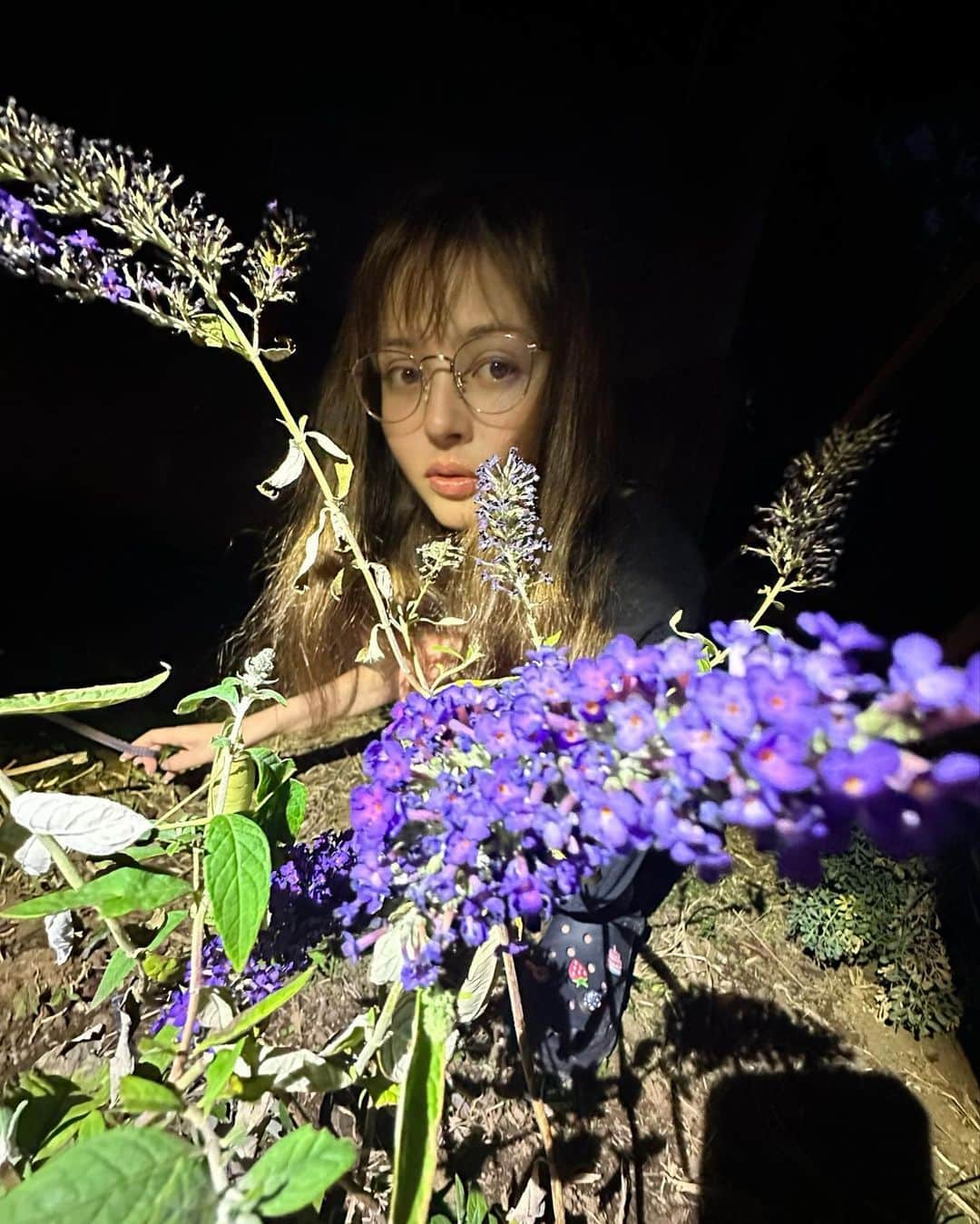加藤ナナのインスタグラム：「お庭いじりを最近お母さんに 教えてもらってます🪴 楽しい❤️  #庭」