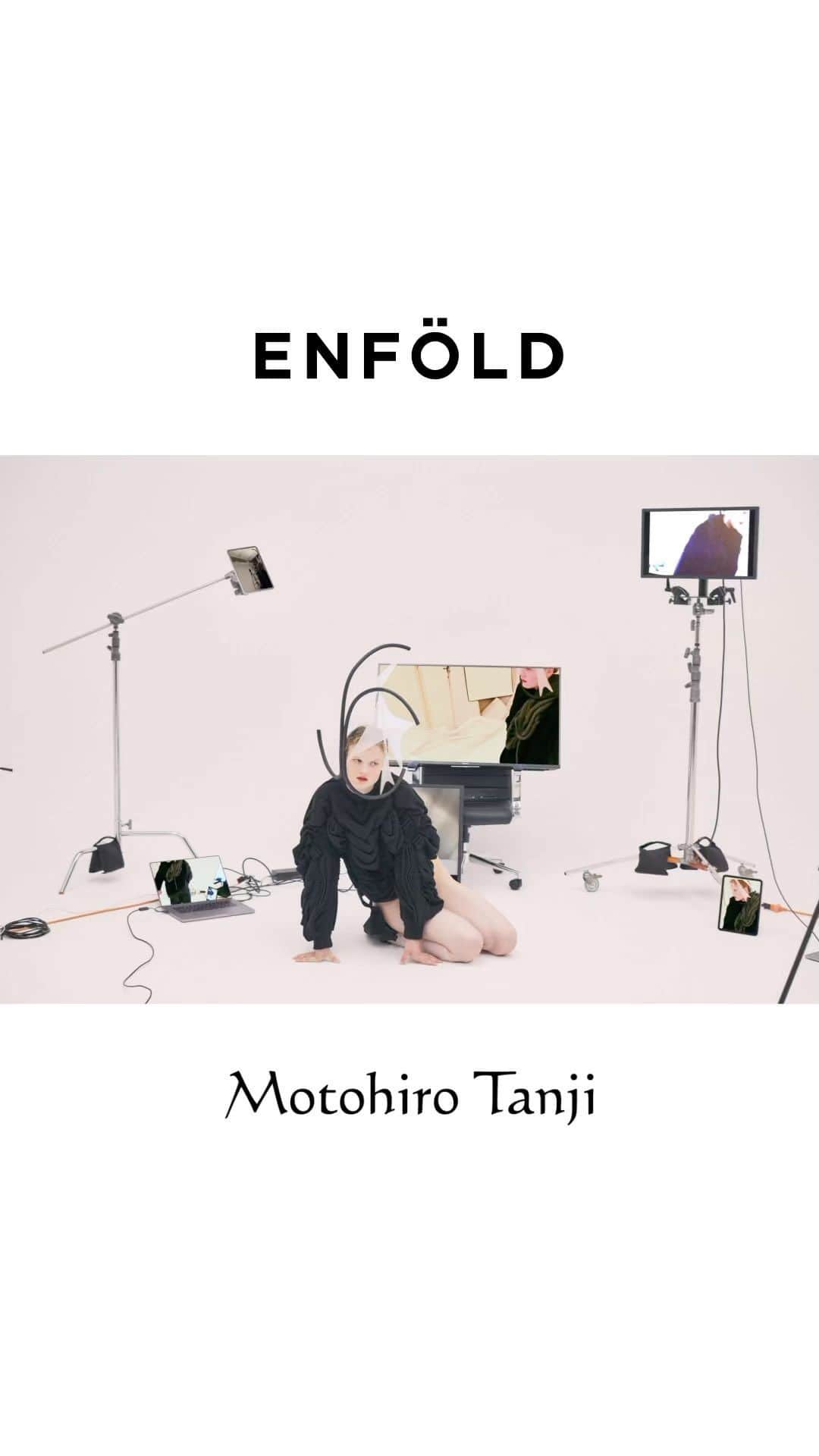 ENFÖLDのインスタグラム：「ENFÖLD × Motohiro Tanji( @motohirotanji.knit )  ENFÖLDとニットブランド｢MotohiroTanji｣の丹治基浩氏による コラボレーションをローンチいたします。 ENFÖLDデザインチームによって「皮膚」というテーマに基づきイメージされたデザインを、丹治基浩氏の高いニッティング技術を用いて、生々しくもモードで硬質なアイテムとして具現化されたコレクションになっています。  -  Theme: 皮膚  人間の「皮膚」の年齢とともに現れる変化に着目したコレクション。 弛んだり、皺が入ったり、膨らんだり、萎んだり、 生きていく上で皮膚に刻まれていくものは美しい。 歳を重ねることで自然と現れる皮膚の変化は、決してマイナスな要素ではなく、 ひとの日々の暮らし全てが体に施した、美しい彫刻であると捉えました。 このコレクションは歳を重ねた体の変化を美しく変換する、 ポジティブなメッセージでもあります。  -  丹治基浩 | Motohiro Tanji ( @motohirotanji.knit )  ニットの可能性を様々な方法で追及するニットデザイナー。 慶應義塾大学卒業後、ノッティンガムトレント大学  MAニットウェアデザイン科を首席で卒業。 卒業後、様々なメゾンにニットテキスタイルを提供する イギリスのAcorn Conceptual Textilesに勤務。 2012年イギリスから帰国後、2013年春夏シーズンに 自身の名を冠したブランドMotohiro Tanjiをスタートする。 ファッション、アート、自身が主催するニット教室、 衣装のニット制作など活動範囲は多岐にわたる。  -  "Skin"  Skin will sag, have wrinkles, swells, shrinks, and the beauty is that as time goes by, all of it carves into your skin. The changes in the skin that naturally appear with age are not negative features, but rather a beautiful sculpture made on the body by all aspects of a person's daily life.  This collection focuses on the changes that appear with age in the human skin.  It is designed to sculpt the fabric with organically rounded stitches, switching lines, and quilting to express the beauty of the skin. The wrinkles of the lily flower are photographed in close-up and printed on the entire surface to sublimate the wrinkles and sagging beautifully.  In addition, the collaboration item with the designer Motohiro Tanji from the knit brand "Motohiro Tanji" which uses advanced knitwear techniques to create a structured item with a vivid mode.  ENFÖLD 23FW collection contains a positive message that transformation of the aging body is a beautiful change in life.  -  "피부"  느슨해지고, 주름지고, 부풀고, 쪼그라드는 등, 살아가며 피부에 새겨지는 것들은 아름답습니다. 나이가 들어감에 따라 자연스레 나타나는 피부의 변화는 결코 부정적인 요소가 아닌, 일상이 몸에 새긴 아름다운 조각들입니다. 이번 컬렉션은 나이가 들며 인간의 ‘피부’에 나타나는 변화에 주목했습니다.  컬렉션은 유기적으로 둥글게 만든 스티치나 스위칭 라인, 퀼팅으로 원단을 조각하듯 디자인해 피부의 아름다움을 표현했습니다. 백합꽃의 주름을 확대해 촬영해 전면에 프린트한 아이템은 피부의 주름이나 처짐을 아름답게 승화합니다.  또한, 자신의 이름을 딴 니트 브랜드의 디자이너 모토히로 탄지와의 협업 제품은 고도의 니트 테크닉을 사용해 생동감 넘치면서도 탄탄하게 완성됐습니다.  ENFÖLD 23FW 컬렉션은 나이를 먹어가며 나타나는 몸의 변화는 곧 삶의 아름다운 변화라는 긍정적인 메시지를 담고 있습니다.  #enfold_official  #enfold #enföld」