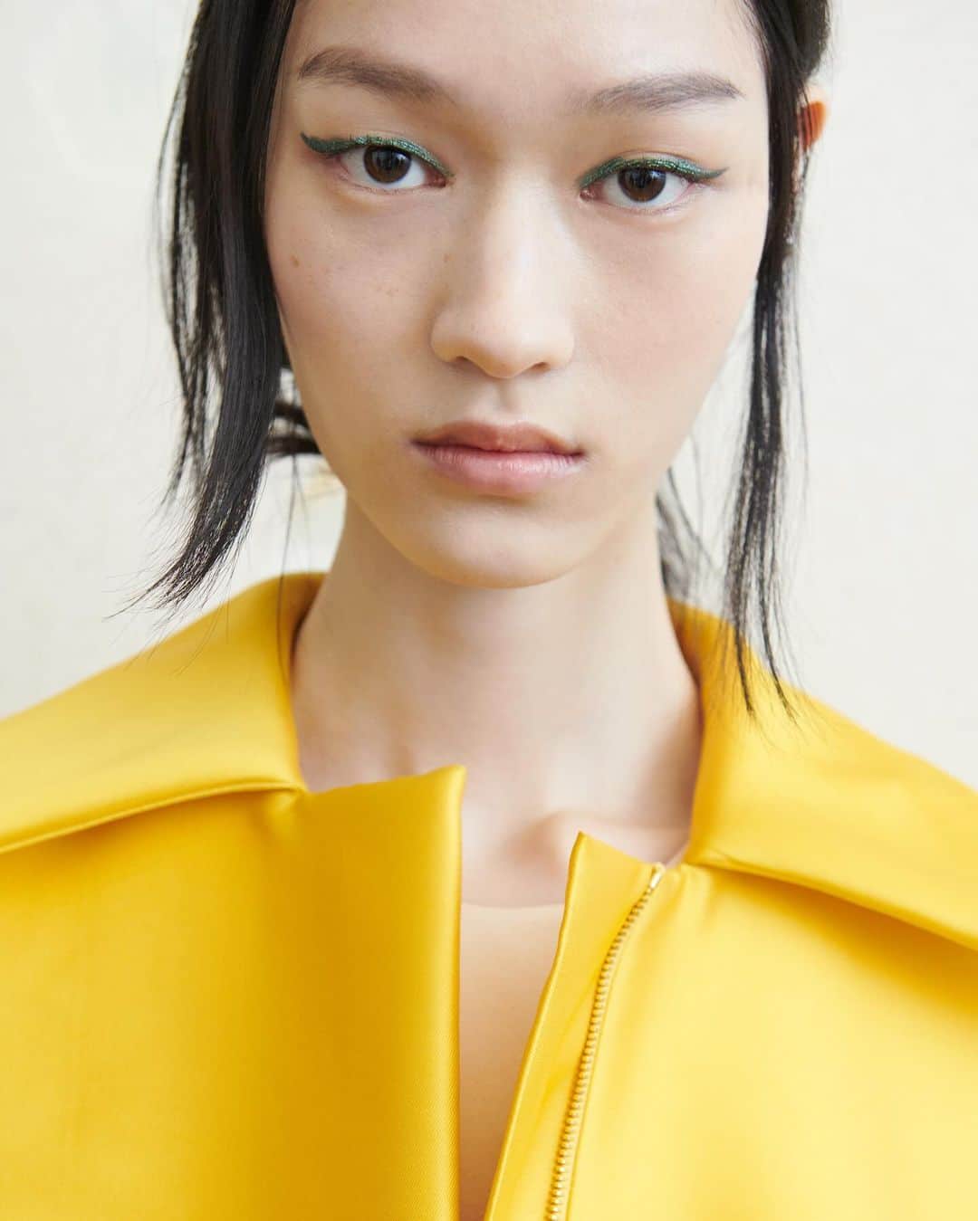 カルバンのインスタグラム：「Chapter One  Carven SS24 backstage seen by @kirabunse   #Carven」