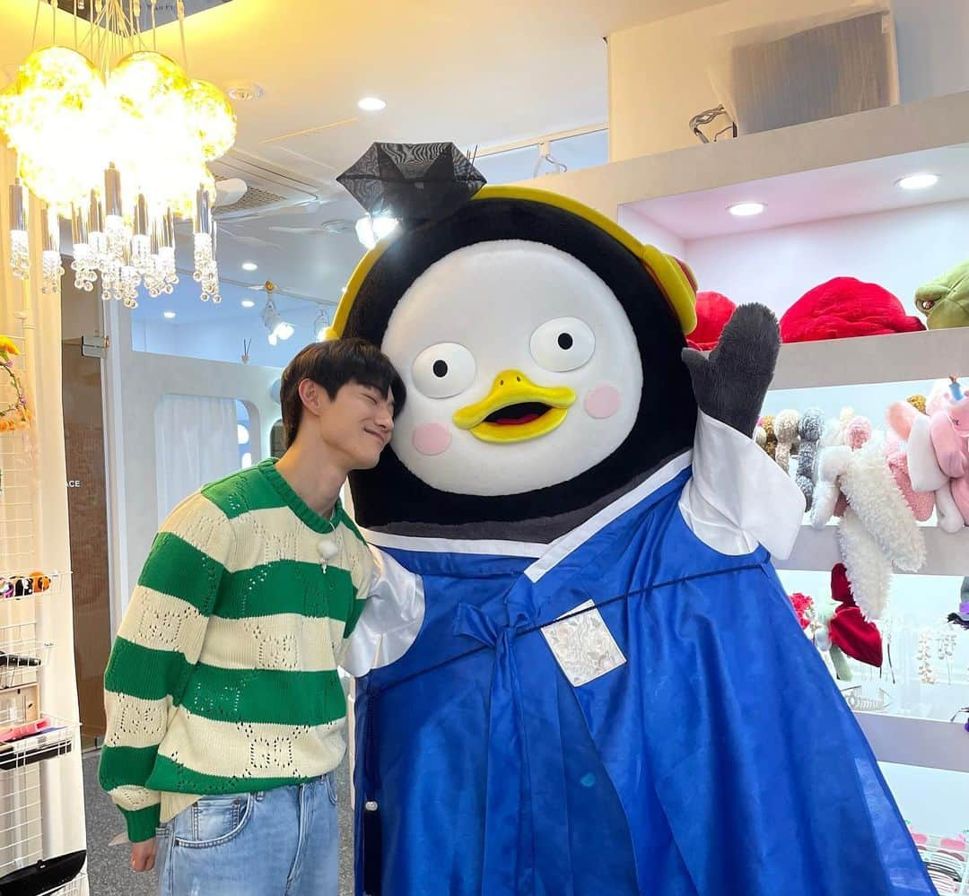 クァク・ドンヨンさんのインスタグラム写真 - (クァク・ドンヨンInstagram)「펭하 👋🏻 @giantpengsoo  나 머리 되게 작게 나옴 🐧」10月27日 19時09分 - kwakdongyeon0