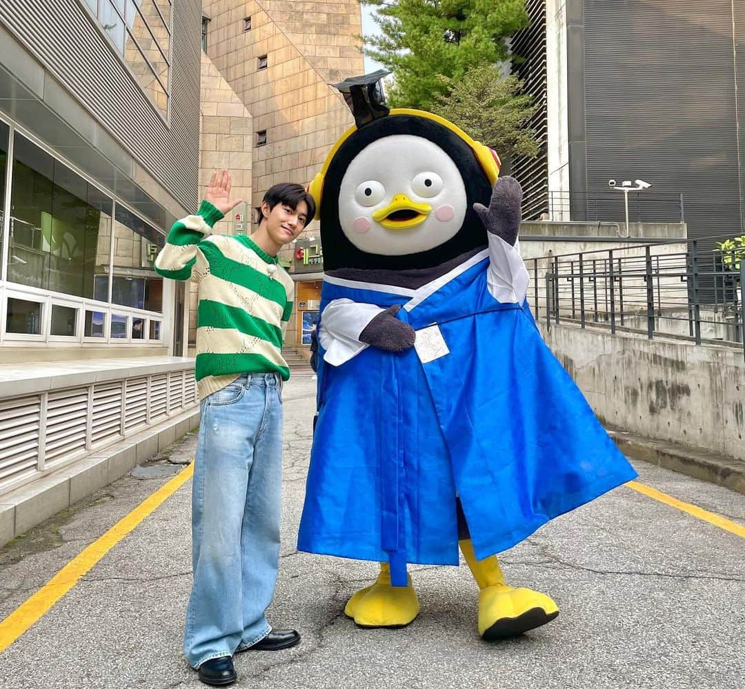 クァク・ドンヨンさんのインスタグラム写真 - (クァク・ドンヨンInstagram)「펭하 👋🏻 @giantpengsoo  나 머리 되게 작게 나옴 🐧」10月27日 19時09分 - kwakdongyeon0