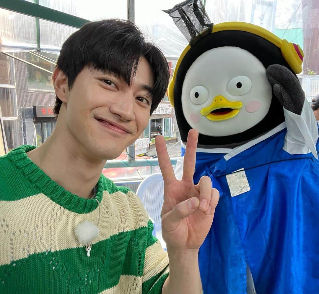 クァク・ドンヨンさんのインスタグラム写真 - (クァク・ドンヨンInstagram)「펭하 👋🏻 @giantpengsoo  나 머리 되게 작게 나옴 🐧」10月27日 19時09分 - kwakdongyeon0