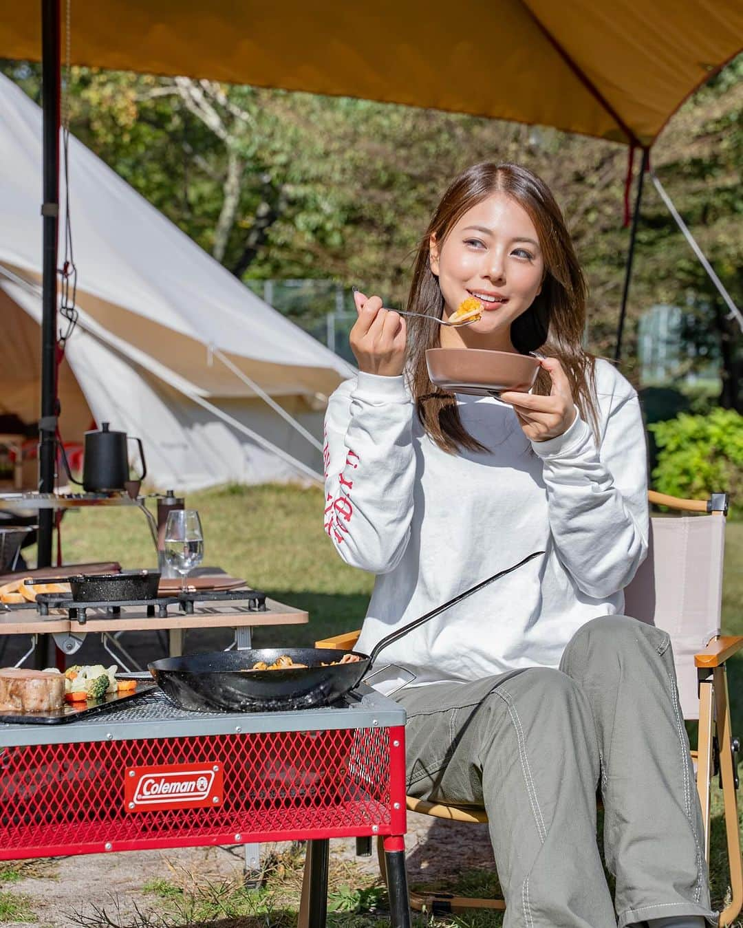 木村理恵のインスタグラム：「🏕️駒ヶ根高原　家族旅行村🏕️ Luxury Camp✨略してラグキャン💖 @kazokuryokoumura   グランピングの中がすっごい豪華だし、 オプションのキャンプ飯が最高に美味しかった🤤 家族やカップル、女子会にもオススメ〜😍  ⛺️ラグキャンオススメPOINT🏕️ ・テント&タープ・キャンプ道具が全部揃ってるから持ち物が楽ちん🙆‍♀️ ・食材プランを自分で選ぶ事が出来る豪華キャンプディナー🍖 ・食材も頼んでおけば、荷物は必要最低限で🆗✨ ・歩いて５分に露天こぶしの湯の　@roten_kobushinoyu 温泉とサウナに入れる♨️(これ私大事🤣💖)  私が食べたのは、 3種類のディナーオプションの中の 【TEAK dinner Plan】🍖💖 お肉が柔らか過ぎてたまらなかった〜🤤 駒ヶ根の人気イタリアンレストラン👨‍🍳‼️ TEAK（チーク）プロデュースのキャンプディナー⛺️🍽️ 📝Menu📝 　⏩きのこのアヒージョ＆バケット（スキレット） 　⏩鶏肉のカチャトーラ（メスティン） 　⏩ローストポーク野菜添え（極厚鉄板「鉄男No.29」） 　⏩魚介のリゾット（陶器製グリラー） ※3人前程度の量  ラグキャンやキャンプ飯のご予約は 駒ヶ根高原　家族旅行村のHPから💁‍♀️ @kazokuryokoumura  1️⃣ラグキャンプランのご予約を進めて⏩ 2️⃣オプションから、🍚を選択してね💖  是非行って体験してみて欲しい〜🏕️💖  📍 駒ヶ根高原　家族旅行村 長野県駒ヶ根市赤穂23-170 🚗 駒ヶ根ICから車で約3分 駐車場有り🅿️  ⭐️ラグキャン料金⭐️ 定員4名 1人8000円くらい〜  ⭐️食材オプション料金⭐️ オススメ⏩【TEAK Dinner PLAN】11,000円 【BBQ食材セット・NIKU29キング】　7,500円 【BBQ食材セット・NIKU29クイーン】　4,500円  ⭐️こぶしの湯♨️利用料🧖‍♀️⭐️ 大人750円 小人(小学生)500円  #駒ヶ根#家族旅行村#キャンプ #キャンプ女子#キャンプ飯#キャンプ料理 #グランピング#グランピング女子会  #グルキャン#バーベキュー #bbq#キャンプ場#アウトドア #アウトドア料理 #自然 #露天こぶしの湯 #こぶしの湯#温泉#銭湯 #露天風呂#バレルサウナ #サウナイキタイ#長野サウナ #サウナ女子#サ旅 #サ活女子 #camp#nature#pr」