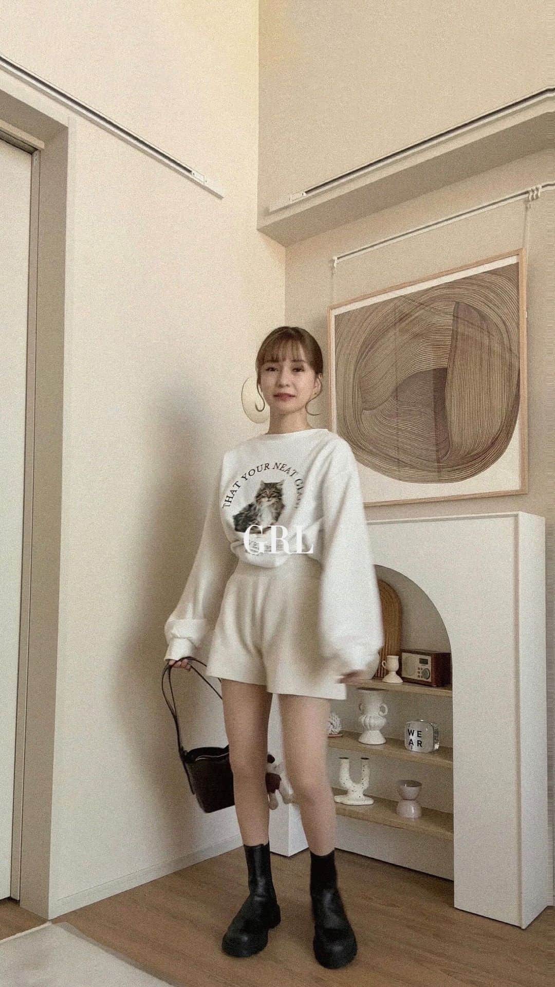 のインスタグラム：「. グレイルのお洋服で6コーデ😊🧀  ニットショートパンツ[an1295] カラー : アイボリー サイズ : M 価格 : ¥1,799(税込)  前後2Wayスリットスリーブニットトップス[gf35]  カラー : オフベージュ サイズ : F 価格 : ¥2,399(税込)  花柄ふくれジャガード フレアスカート[fo1812]  カラー : アイボリー サイズ : S 価格 : ¥1,299(税込)  レースクロップド丈カーディガン ×マーメイドキャミワンピースセットアップ[tu773]  カラー : アイボリー サイズ : S 価格 : ¥2,699(税込)  ラメ入り楊柳シフォン バックリボンブラウス[tg651]  カラー : アイボリー サイズ : F 価格 : ¥1,399(税込)  カップ付きテレコリブクロップド丈 キャミソール[rut959]  カラー : カーキ サイズ : S 価格 : ¥799(税込)  スクエアトートバッグ[dd303]  カラー : アイボリー サイズ : F 価格 : ¥1,499(税込)  インパン裏地付きキルティング フレアミニスカート[gm672]  カラー : オフベージュ サイズ : S 価格 : ¥2,099(税込)  キャットプリント 裏起毛スウェット[pm227]  カラー : オフホワイト サイズ : F 価格 : ¥1,799(税込)  ボーダー柄パールボタン カーディガン[an1248]  カラー :  オフホワイト×ピンク サイズ : F 価格 : ¥1,899(税込)  配色ステッチハイウエスト ストレートパンツ[gm296]  カラー : アイボリー サイズ : XS 価格 : ¥1,999(税込)  インパン付き台形スカート[ac1844]  カラー : ブラック サイズ : S 価格 : ¥1,299(税込)  ニットベレー帽[tr474]  カラー : ブラック サイズ : F 価格 : ¥1,099(税込)       #grl #グレイル#プチプラコーデ#グレイル購入品 #grl購入品#夏コーデ#夏服#グレイルワンピース#PR」