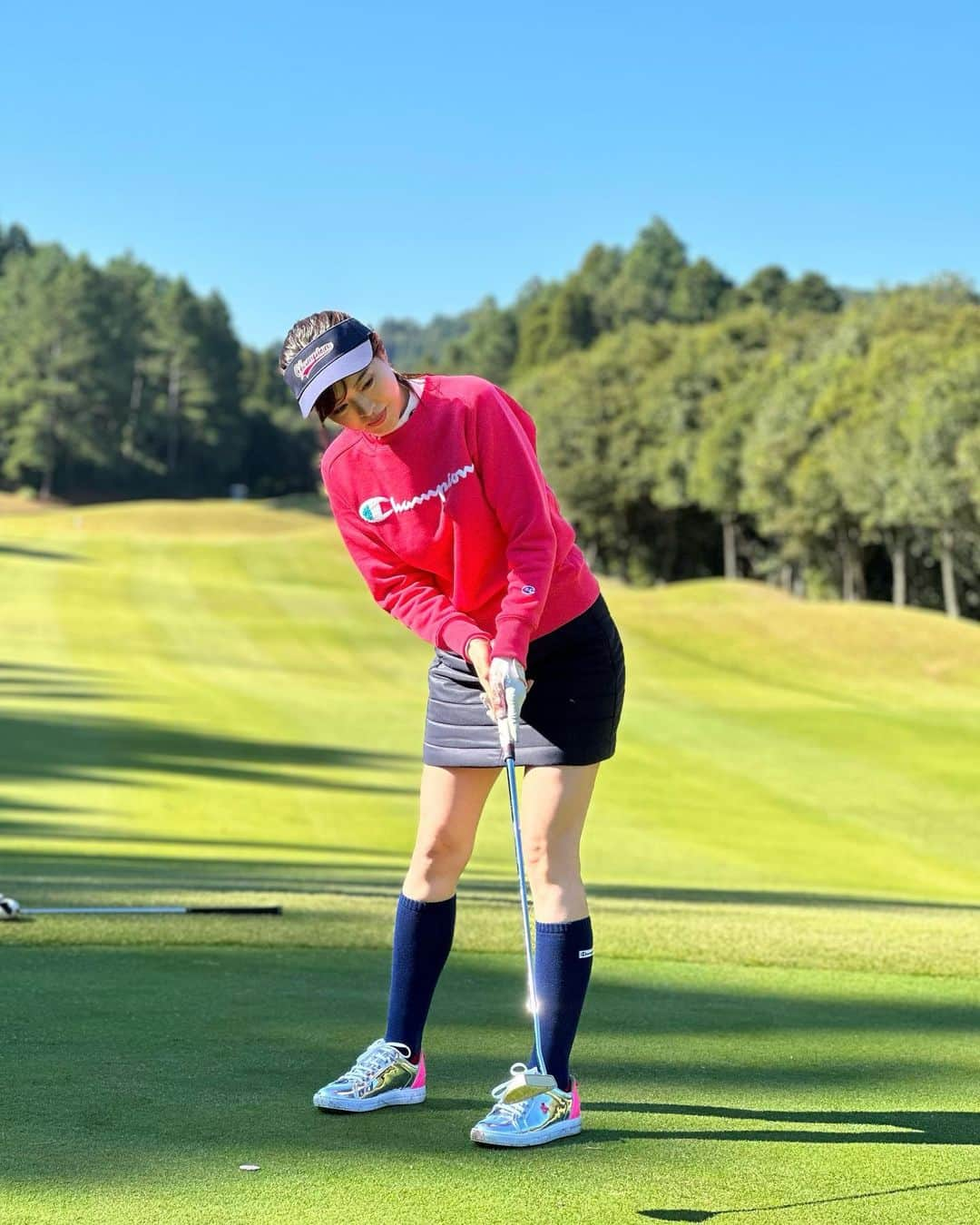 高橋としみさんのインスタグラム写真 - (高橋としみInstagram)「昨日のお気に入り写真⛳️✨ プロの方に撮ってもらうと雰囲気違う😊 ピンクはゴルフ場に映えるね♥️  終わってからみんなでBBQ表彰式🍖 @tokyo_cowboy のお肉 どれも美味し過ぎる🤤  結果は悔しい4位でした🥹  #PR#ChampionJP#ゴルフ#ゴルフ女子 #ゴルフコンペ#ゴルフウェア#ゴルフ#高橋としみ#golf#チャンピオンゴルフ」10月27日 19時03分 - toshimi_1002