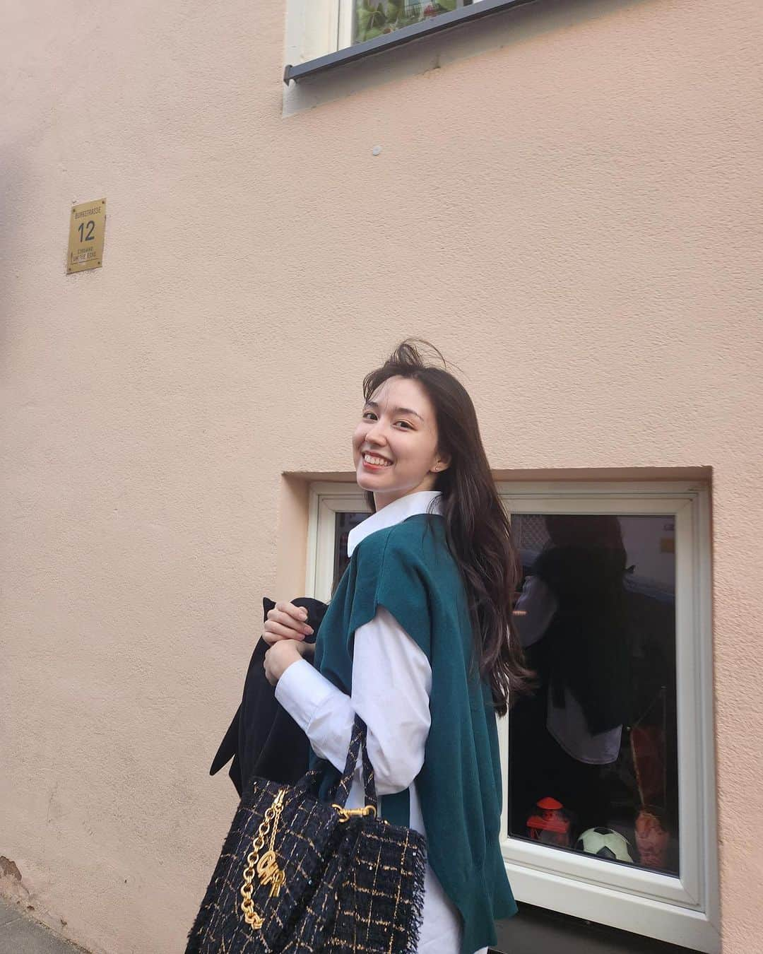 ティア のインスタグラム：「Running around Germany with a smile all day long ✨ Loving my new #Christ bag 🤍 독일에서 내 새 최애 가방 들고 룰루랄라! 마이 러브 #그리스도 를 이니셜로 해놓으니 더 뜻깊은 가방이 되었다 🥰  감사합니다💖✨  #지니에스크 #genesis103백 #jinnyesque #여행가방 #christ #유럽여행 #germany #europetravel #독일여행」