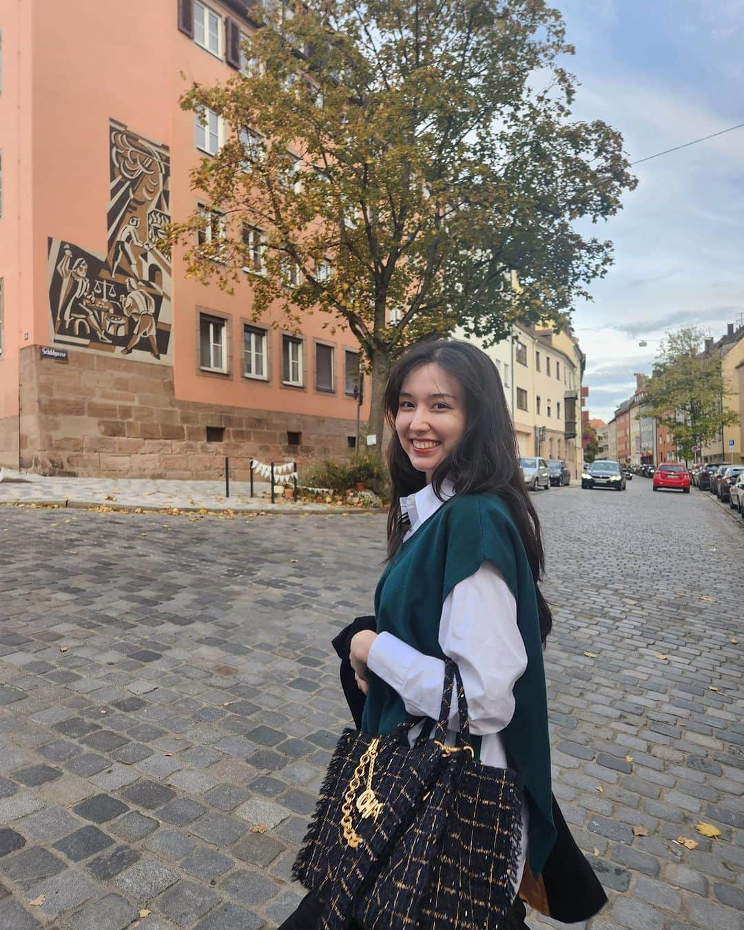 ティア さんのインスタグラム写真 - (ティア Instagram)「Running around Germany with a smile all day long ✨ Loving my new #Christ bag 🤍 독일에서 내 새 최애 가방 들고 룰루랄라! 마이 러브 #그리스도 를 이니셜로 해놓으니 더 뜻깊은 가방이 되었다 🥰  감사합니다💖✨  #지니에스크 #genesis103백 #jinnyesque #여행가방 #christ #유럽여행 #germany #europetravel #독일여행」10月27日 19時06分 - tia_0315