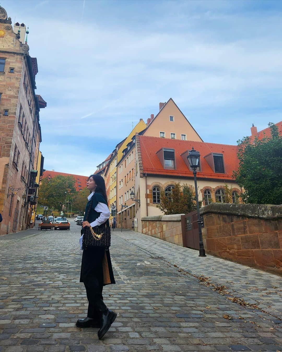 ティア さんのインスタグラム写真 - (ティア Instagram)「Running around Germany with a smile all day long ✨ Loving my new #Christ bag 🤍 독일에서 내 새 최애 가방 들고 룰루랄라! 마이 러브 #그리스도 를 이니셜로 해놓으니 더 뜻깊은 가방이 되었다 🥰  감사합니다💖✨  #지니에스크 #genesis103백 #jinnyesque #여행가방 #christ #유럽여행 #germany #europetravel #독일여행」10月27日 19時06分 - tia_0315