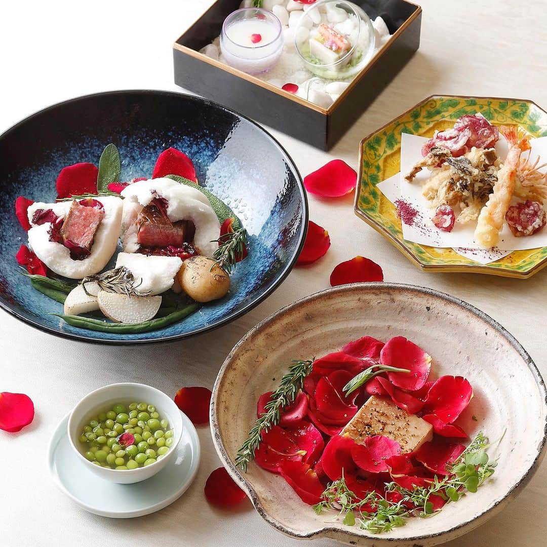 THE WESTIN TOKYO | ウェスティンホテル東京さんのインスタグラム写真 - (THE WESTIN TOKYO | ウェスティンホテル東京Instagram)「【11/17(金)開催：ローズバスソルト作り ワークショップ第二弾】 「ル・スパ・パリジエン」では、薔薇が贅沢に香る『ローズバスソルト作り ワークショップ』に、スパトリートメントや日本料理「舞」のスペシャルランチコースがセットになった選べる贅沢なプランをご用意しています✨   マチモトバラ園の無農薬の薔薇を使用したハンドメイドのオリジナルバスソルトで、優雅なバスタイムのひとときをお楽しみください。 ワークショップのみのプランのほか、スパ、ランチ＆スパが楽しめる全3種類のプランからお選びいただます。 ローズバスソルトのワークショップは12席限定・薔薇ジャムのお土産付きです。   詳細はプロフィールのリンクより   #ウェスティン東京 #ホテル #東京 #スパ #スパトリートメント #マチモトバラ園 #薔薇 #ウェスティンホテル東京 #ウェスティンホテル #恵比寿 #ローズバスソルト #無農薬薔薇 #WestinTokyo #hotel #tokyo #spa #treatment #thewestintokyo #westin #ebisu #massage #spatreatment #tokyospa #hotelspa #staycation」10月27日 19時06分 - westintokyo