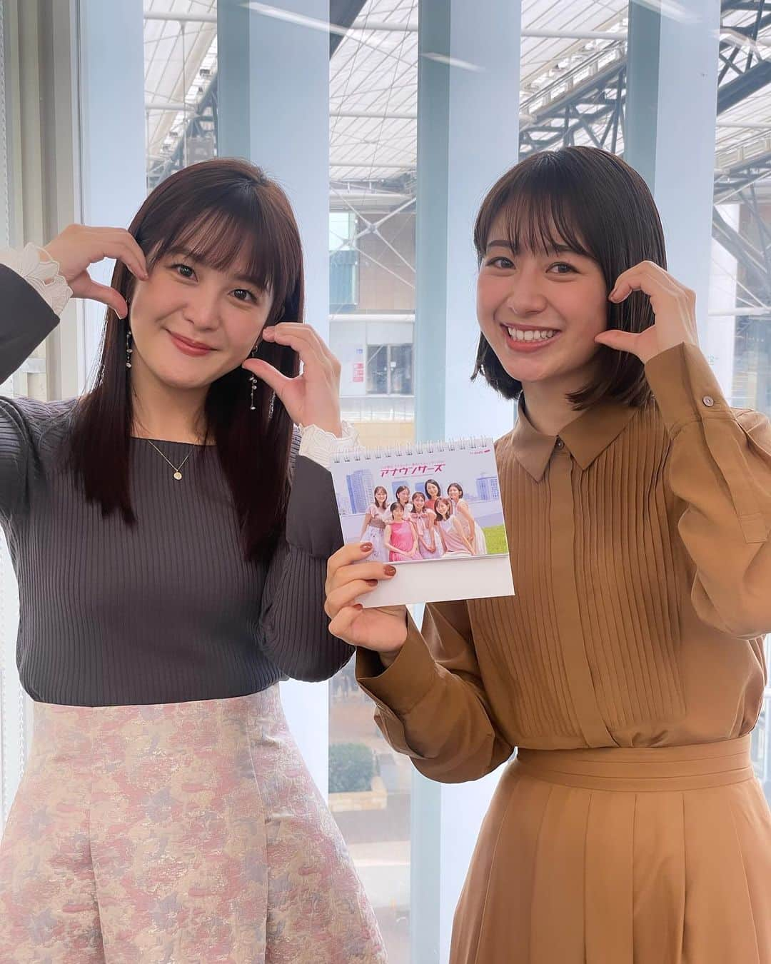 林美沙希のインスタグラム：「. ダブル林です🌲 美桜ちゃんは朝から元気で話を聞くのが楽しい🥹🙌  みなさん この週末にカレンダーぜひ検討してください☺️ 今年も写真撮影はアナウンサーが担当しています！ @tvasahi_announcers   #アナウンサーカレンダー #テレビ朝日 #林美桜 #林美沙希」