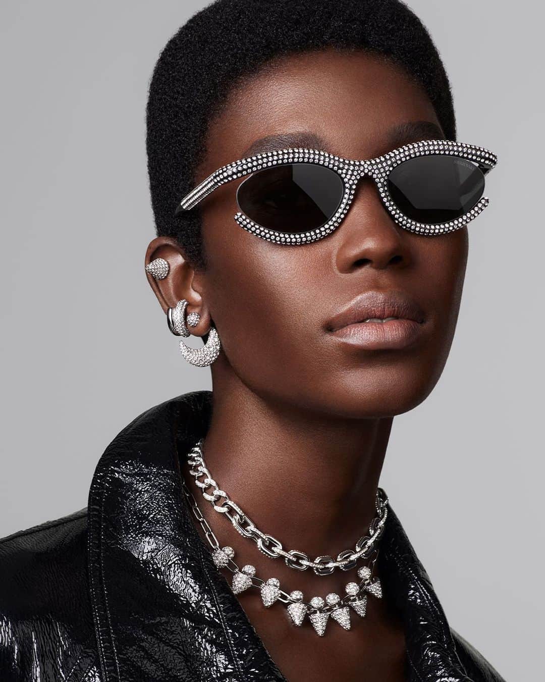 SWAROVSKIさんのインスタグラム写真 - (SWAROVSKIInstagram)「Packed with punk attitude this holiday season, from the elegant crystal rows of demi-floating micropavé, to the industrially inspired #SwarovskiDextera and studded strength of #SwarovskiLuna necklaces to Celebrate Wonder your way.  #Swarovski #CelebrateWonder #CrystalMetamorphosis」10月27日 19時08分 - swarovski