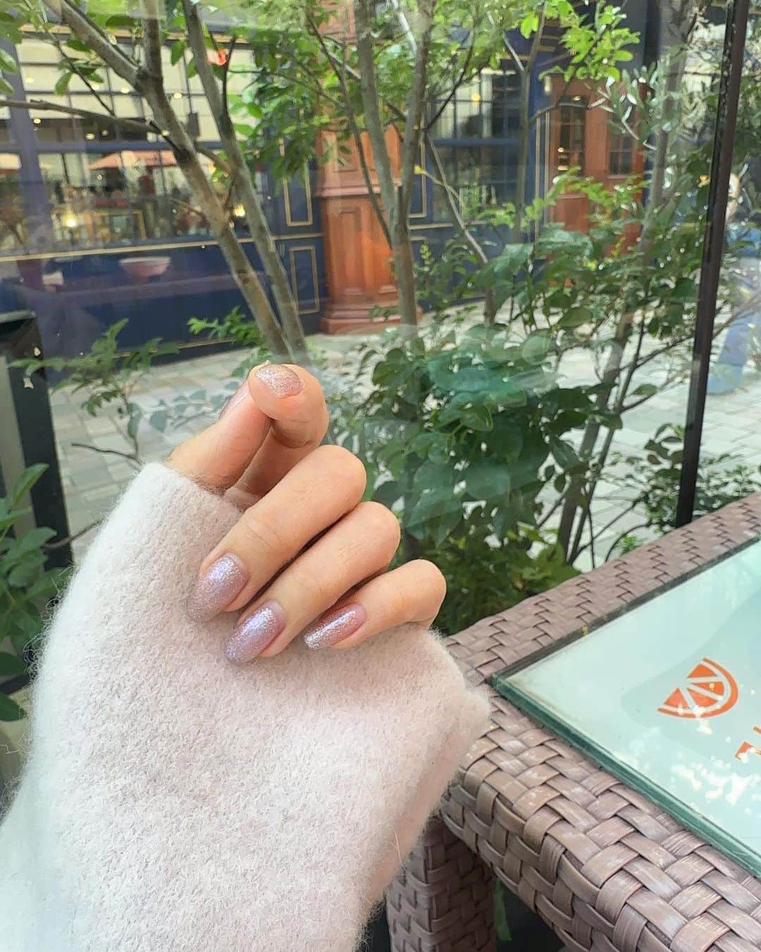 悠衣のインスタグラム：「だいぶ伸びじゃったけど 今のネイル💜 初めてのフラッシュネイル かわいすぎ、、、、🤤  #inails#アイネイルズ渋谷#shibuya#nail#フラッシュネイル」