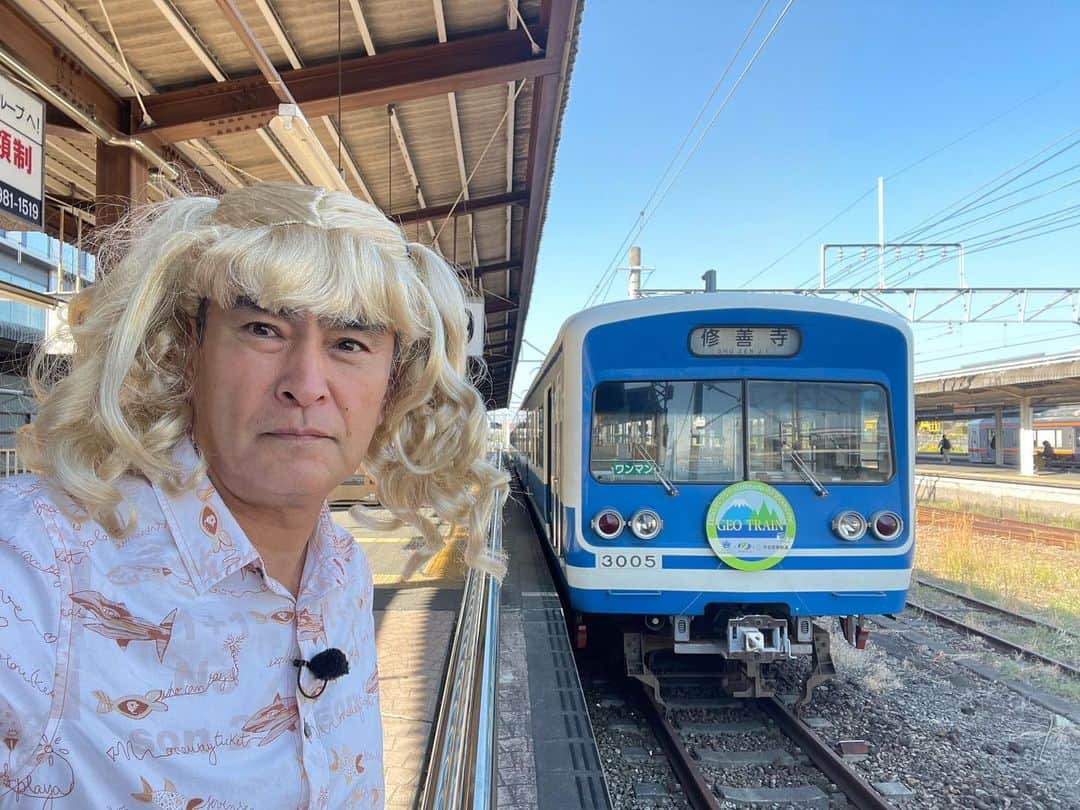 石原良純のインスタグラム：「今日は三島駅からヒルナンデスのローカル線の旅。 今日の舞台は、静岡県の伊豆箱根鉄道、駿豆線。マリーアントアネットのようで、僕はギャルなのです。今回のゲストマドンナにちなんでのコスチューム。果たして僕は、ギャルと仲良く旅をできるのか。 いえいえ案外、僕ってギャルなのです。」